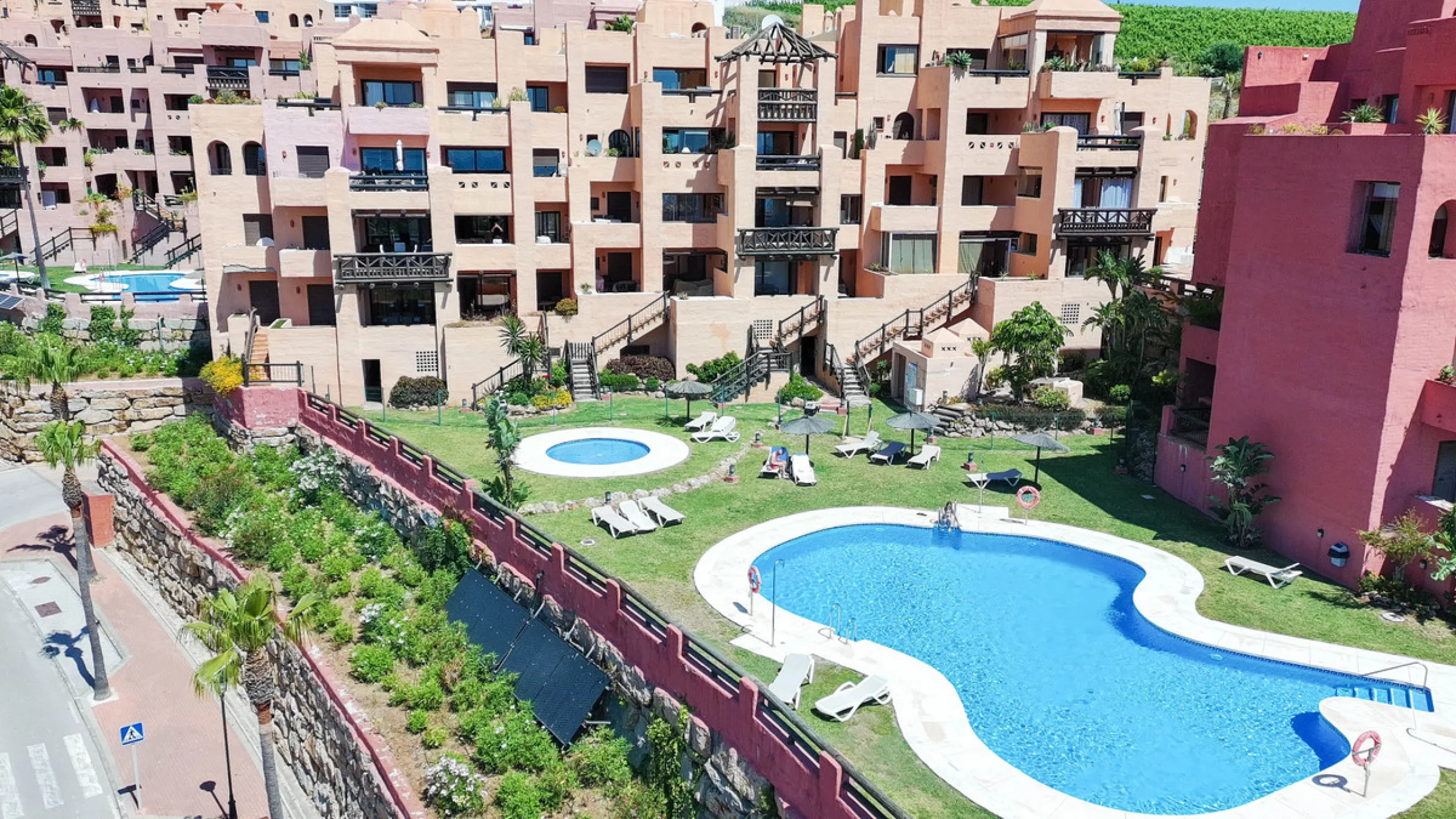 Set within a well-maintained residential community in La Duquesa, this ground floor apartment with sea views and a huge private terrace offers the perfect blend of indoor comfort and outdoor living. With the beach, marina, restaurants, and local amenities