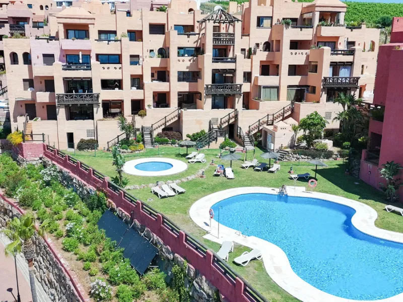 Set within a well-maintained residential community in La Duquesa, this ground floor apartment with sea views and a huge private terrace offers the perfect blend of indoor comfort and outdoor living. With the beach, marina, restaurants, and local amenities