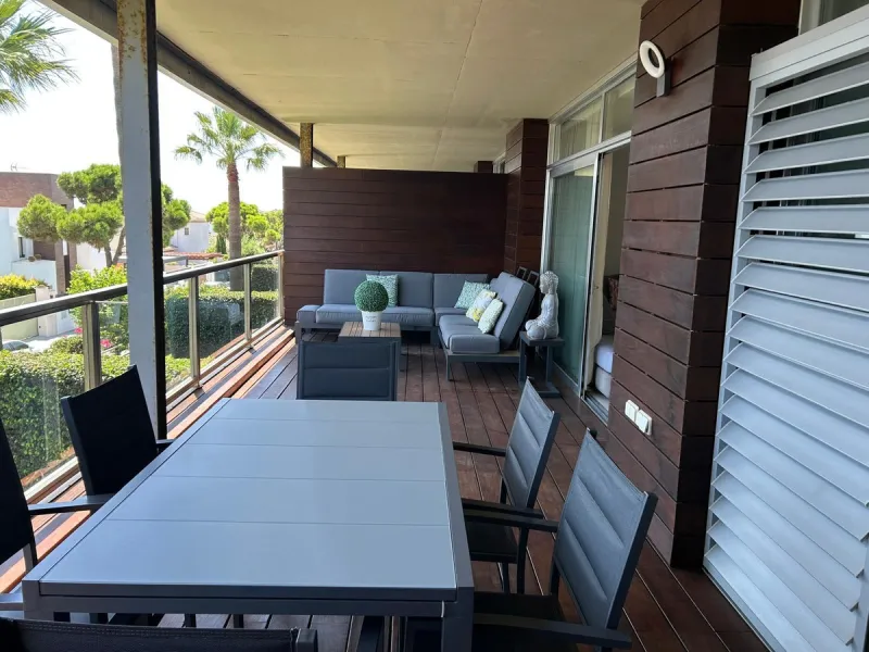 Discover this exclusive 3-bedroom, 3-bathroom apartment (one ensuite) with two parking spaces and a storage room included in the price. Enjoy breathtaking panoramic sea views that will captivate you at first sight. Designed for those seeking comfort and e