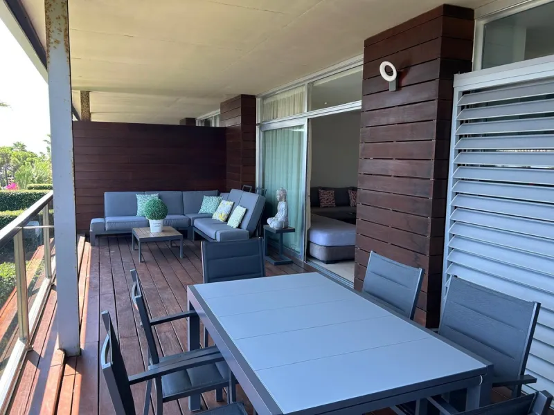 Discover this exclusive 3-bedroom, 3-bathroom apartment (one ensuite) with two parking spaces and a storage room included in the price. Enjoy breathtaking panoramic sea views that will captivate you at first sight. Designed for those seeking comfort and e