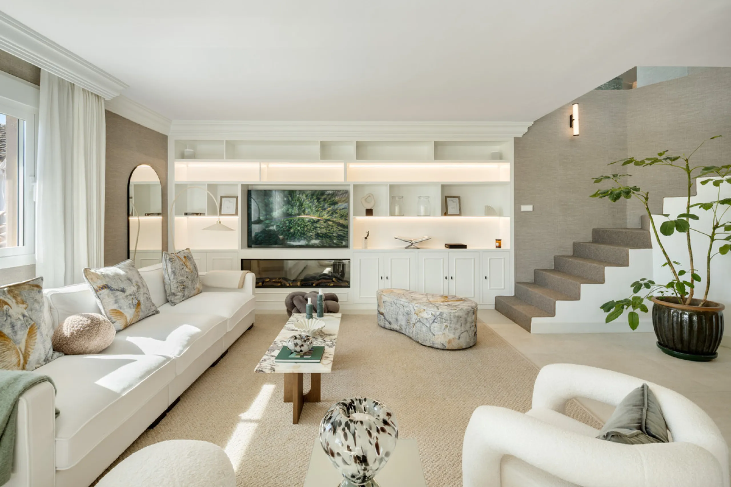 Located in the sought-after area of the Marbella Golden Mile, Costa PH is an exceptional duplex penthouse offering panoramic sea and mountain views. Designed with a modern open-plan layout, the living, dining, and kitchen areas are seamlessly connected, c