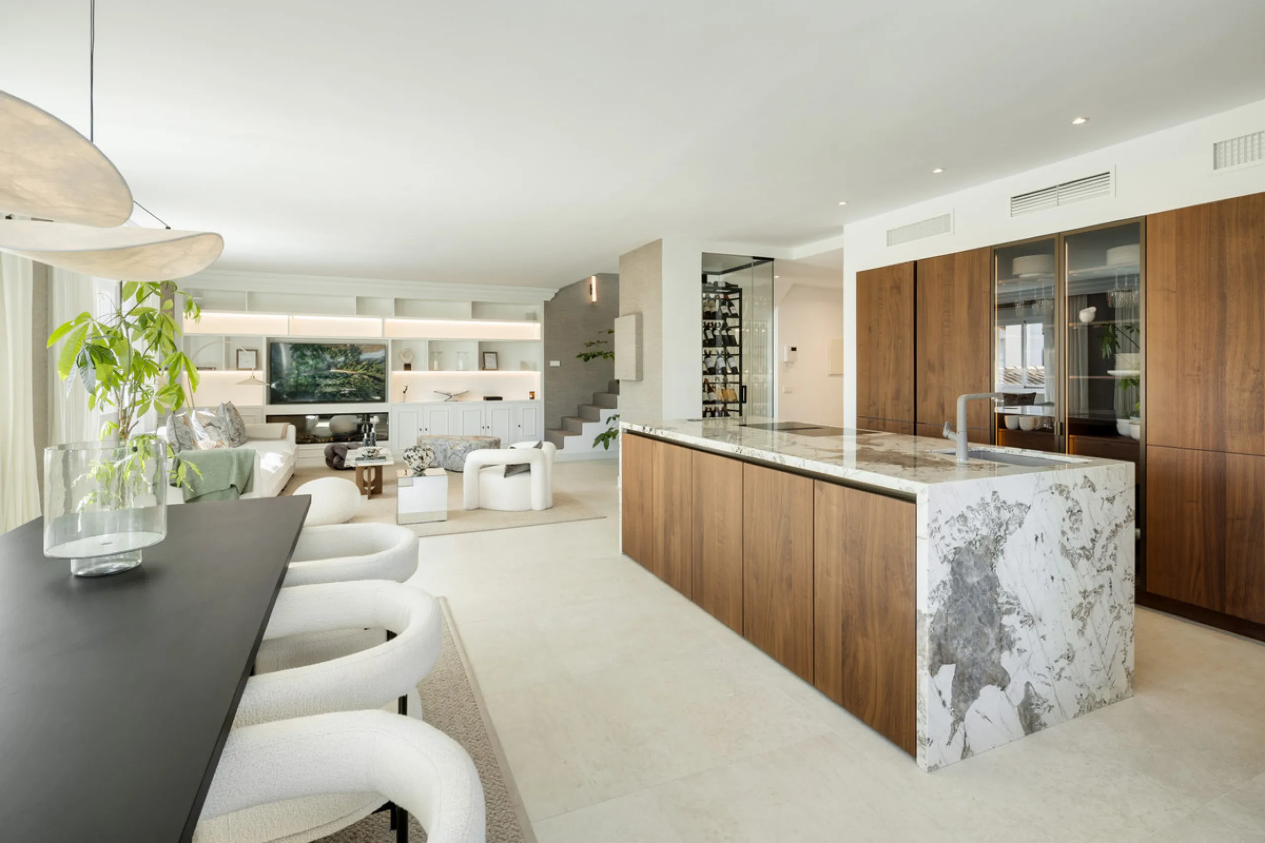 Located in the sought-after area of the Marbella Golden Mile, Costa PH is an exceptional duplex penthouse offering panoramic sea and mountain views. Designed with a modern open-plan layout, the living, dining, and kitchen areas are seamlessly connected, c