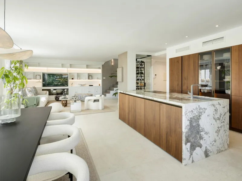 Located in the sought-after area of the Marbella Golden Mile, Costa PH is an exceptional duplex penthouse offering panoramic sea and mountain views. Designed with a modern open-plan layout, the living, dining, and kitchen areas are seamlessly connected, c