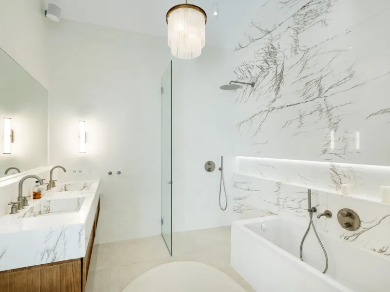 Located in the sought-after area of the Marbella Golden Mile, Costa PH is an exceptional duplex penthouse offering panoramic sea and mountain views. Designed with a modern open-plan layout, the living, dining, and kitchen areas are seamlessly connected, c