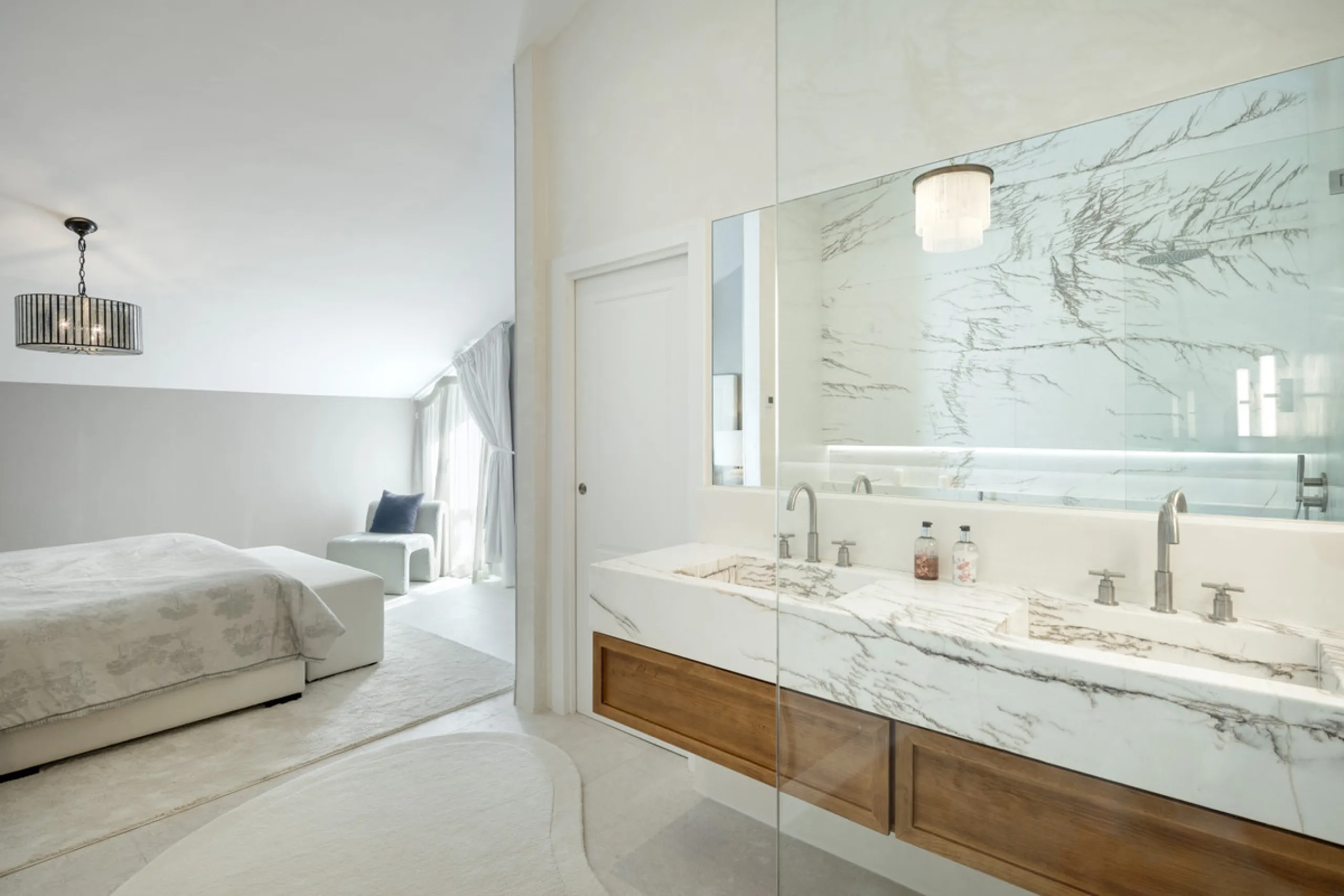 Located in the sought-after area of the Marbella Golden Mile, Costa PH is an exceptional duplex penthouse offering panoramic sea and mountain views. Designed with a modern open-plan layout, the living, dining, and kitchen areas are seamlessly connected, c