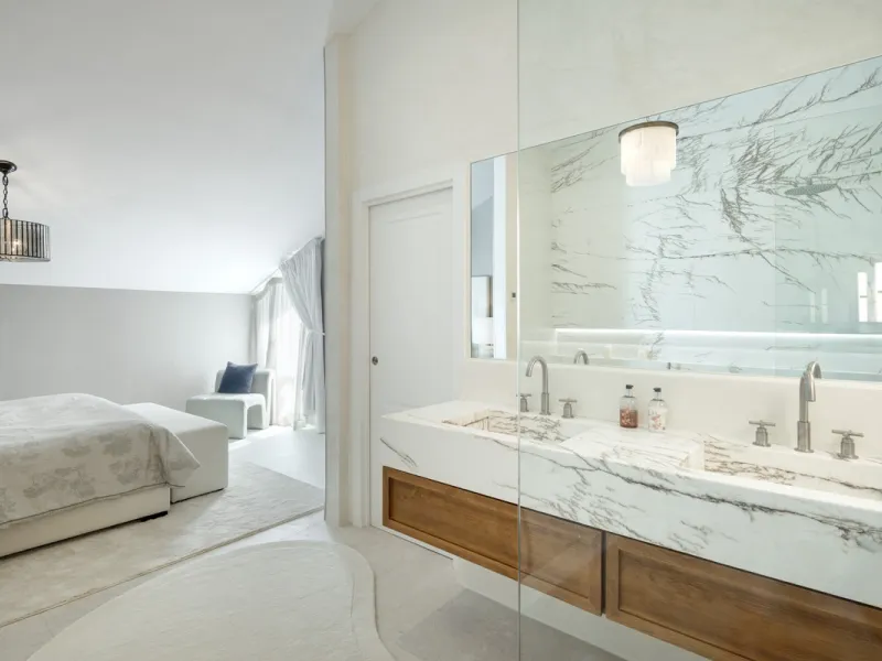 Located in the sought-after area of the Marbella Golden Mile, Costa PH is an exceptional duplex penthouse offering panoramic sea and mountain views. Designed with a modern open-plan layout, the living, dining, and kitchen areas are seamlessly connected, c