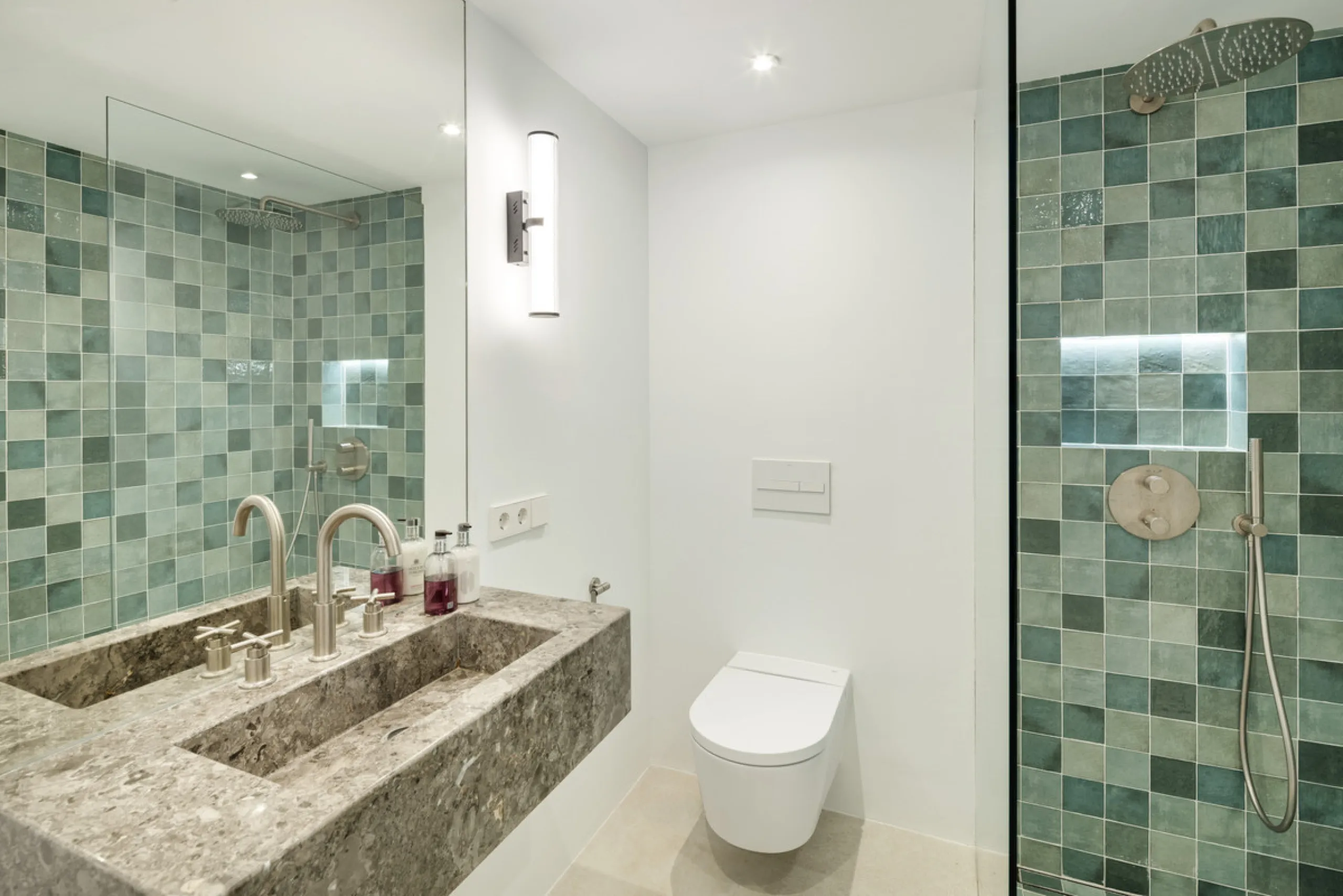 Located in the sought-after area of the Marbella Golden Mile, Costa PH is an exceptional duplex penthouse offering panoramic sea and mountain views. Designed with a modern open-plan layout, the living, dining, and kitchen areas are seamlessly connected, c