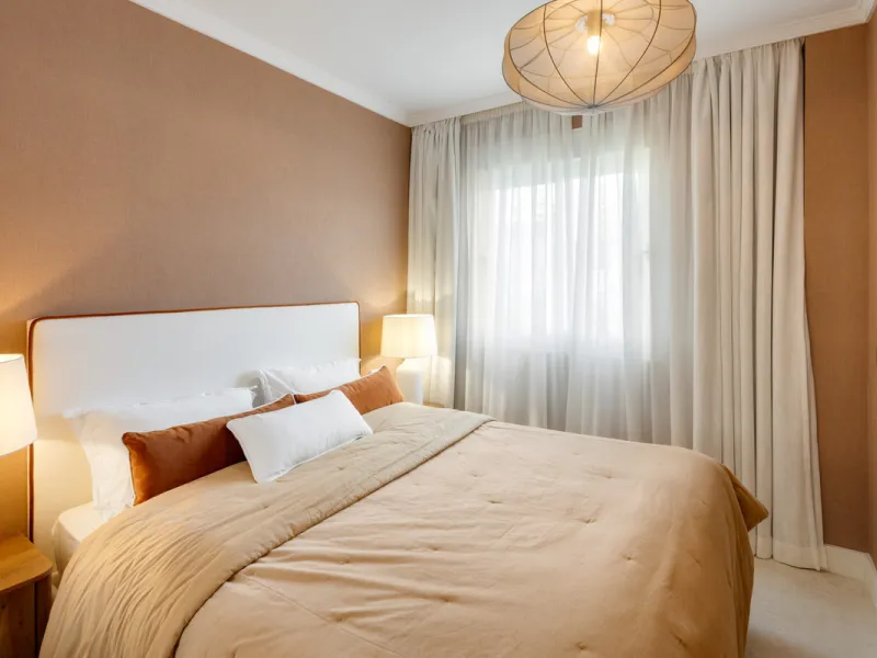 Located in the sought-after area of the Marbella Golden Mile, Costa PH is an exceptional duplex penthouse offering panoramic sea and mountain views. Designed with a modern open-plan layout, the living, dining, and kitchen areas are seamlessly connected, c