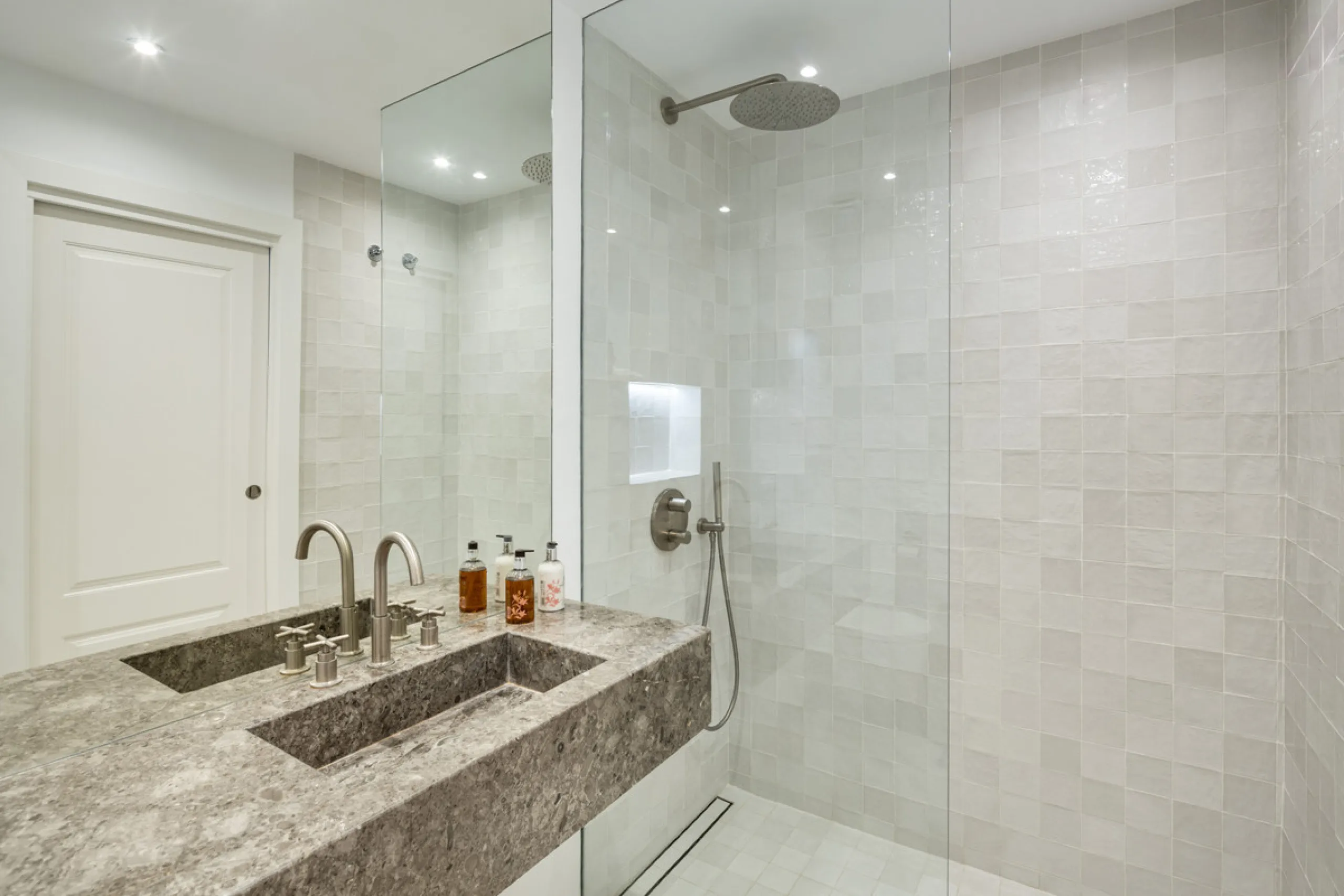 Located in the sought-after area of the Marbella Golden Mile, Costa PH is an exceptional duplex penthouse offering panoramic sea and mountain views. Designed with a modern open-plan layout, the living, dining, and kitchen areas are seamlessly connected, c