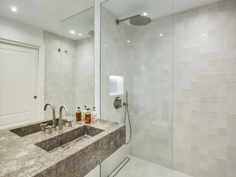 Located in the sought-after area of the Marbella Golden Mile, Costa PH is an exceptional duplex penthouse offering panoramic sea and mountain views. Designed with a modern open-plan layout, the living, dining, and kitchen areas are seamlessly connected, c