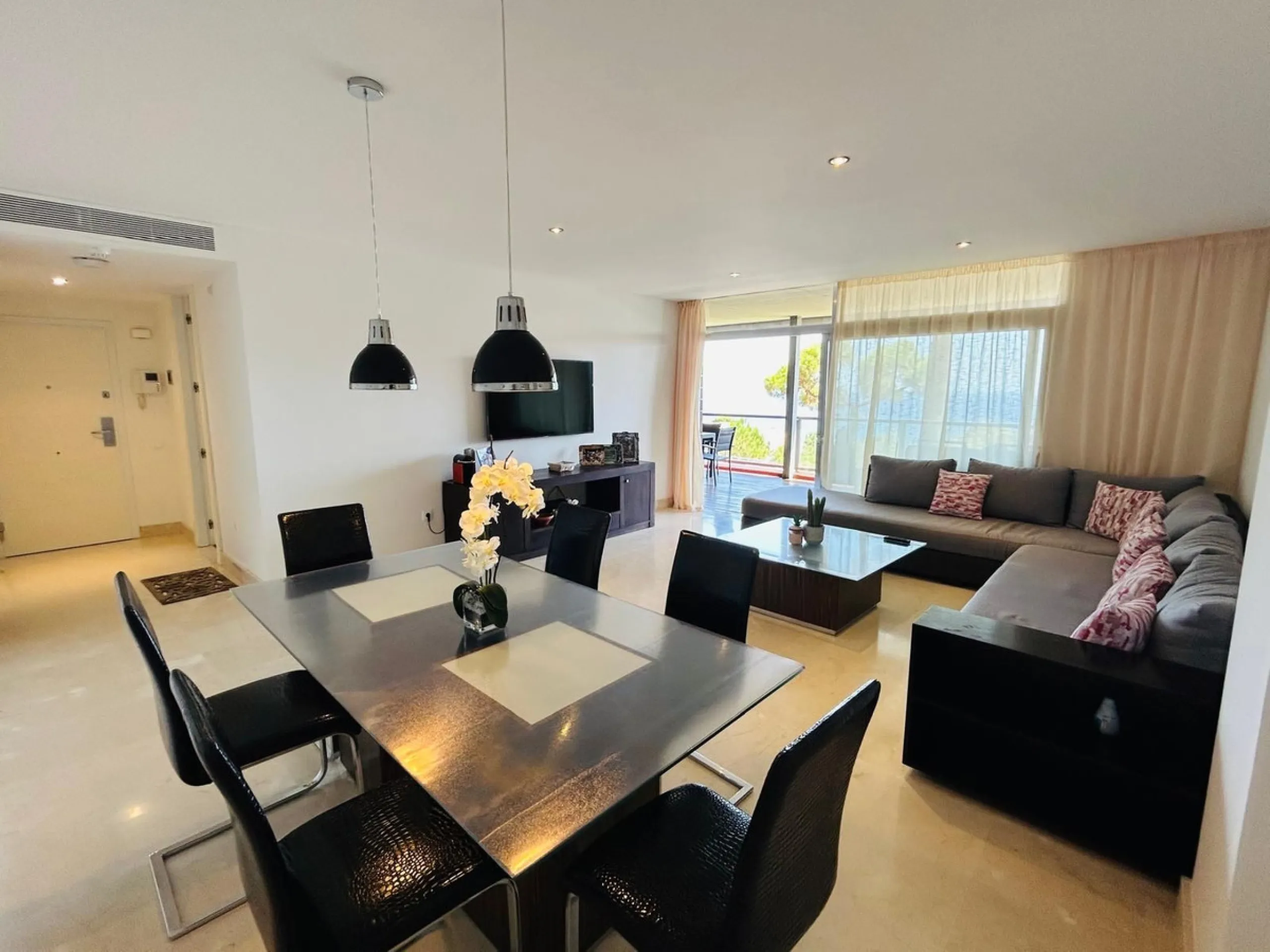 Discover this exclusive 3-bedroom, 3-bathroom apartment (one ensuite) with two parking spaces and a storage room included in the price. Enjoy breathtaking panoramic sea views that will captivate you at first sight. Designed for those seeking comfort and e