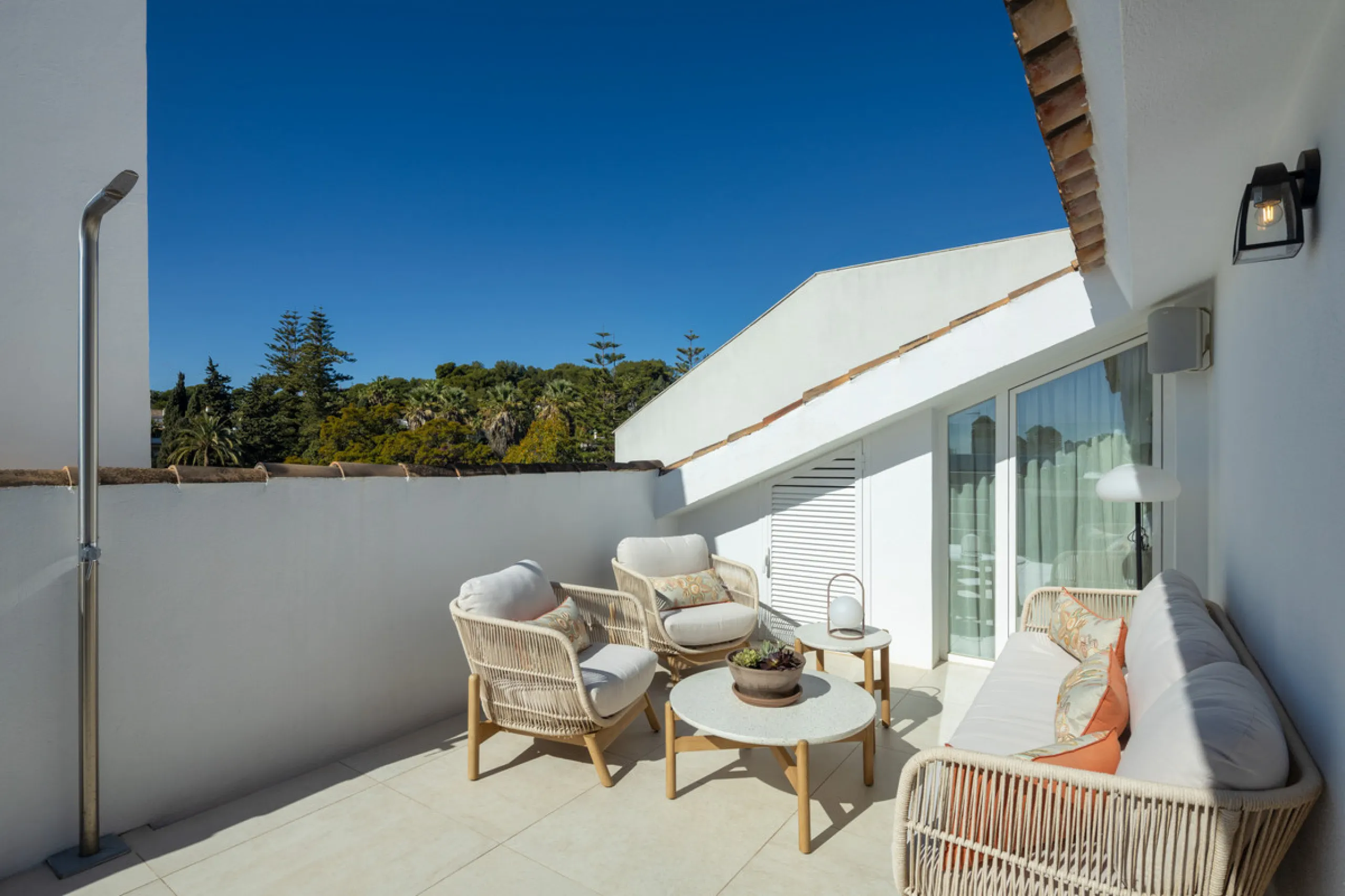 Located in the sought-after area of the Marbella Golden Mile, Costa PH is an exceptional duplex penthouse offering panoramic sea and mountain views. Designed with a modern open-plan layout, the living, dining, and kitchen areas are seamlessly connected, c