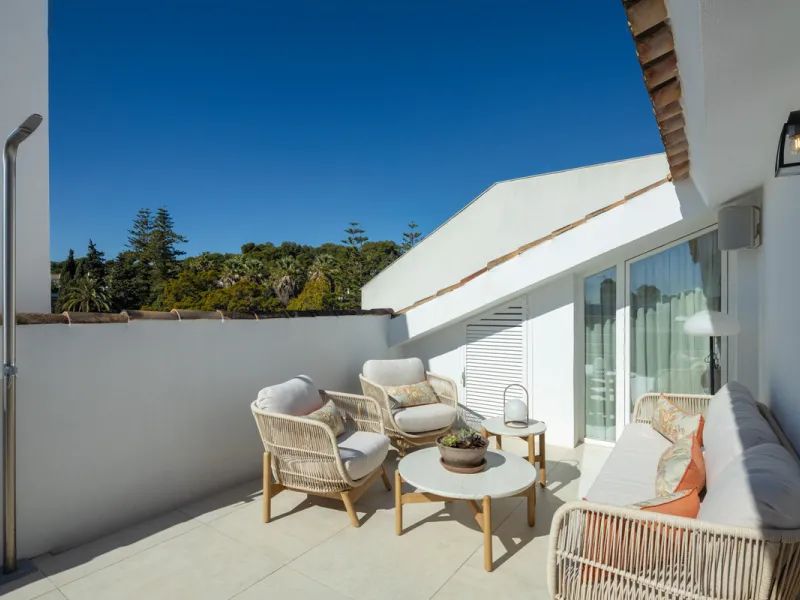 Located in the sought-after area of the Marbella Golden Mile, Costa PH is an exceptional duplex penthouse offering panoramic sea and mountain views. Designed with a modern open-plan layout, the living, dining, and kitchen areas are seamlessly connected, c