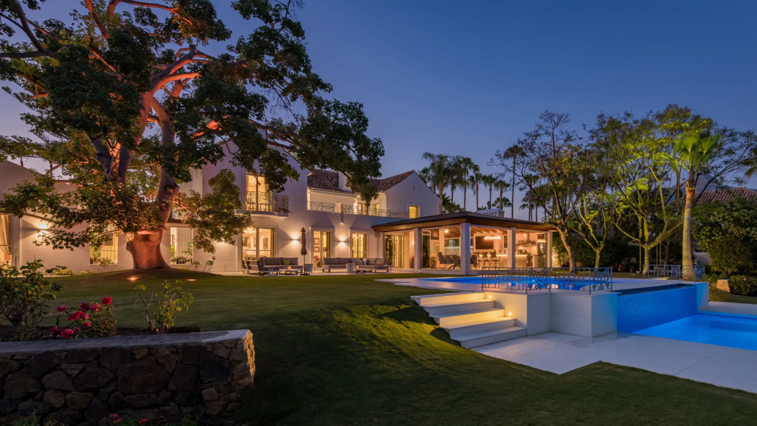 Villa Hermosa in La Cerquilla sits on a generous 2,671 m² plot and offers six spacious bedrooms, blending elegant interiors with inviting outdoor spaces. Across from the bedroom wing is a lush vertical wall garden, ensuring every room enjoys a refreshing 