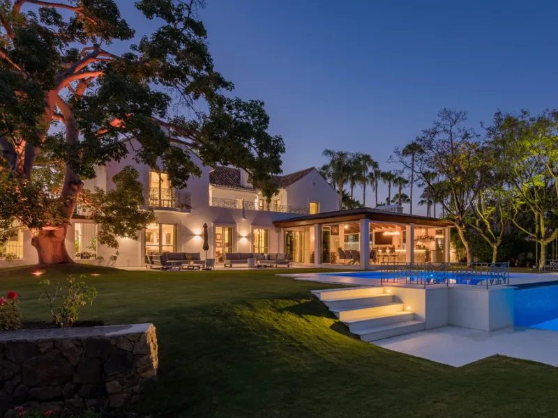 Villa Hermosa in La Cerquilla sits on a generous 2,671 m² plot and offers six spacious bedrooms, blending elegant interiors with inviting outdoor spaces. Across from the bedroom wing is a lush vertical wall garden, ensuring every room enjoys a refreshing 