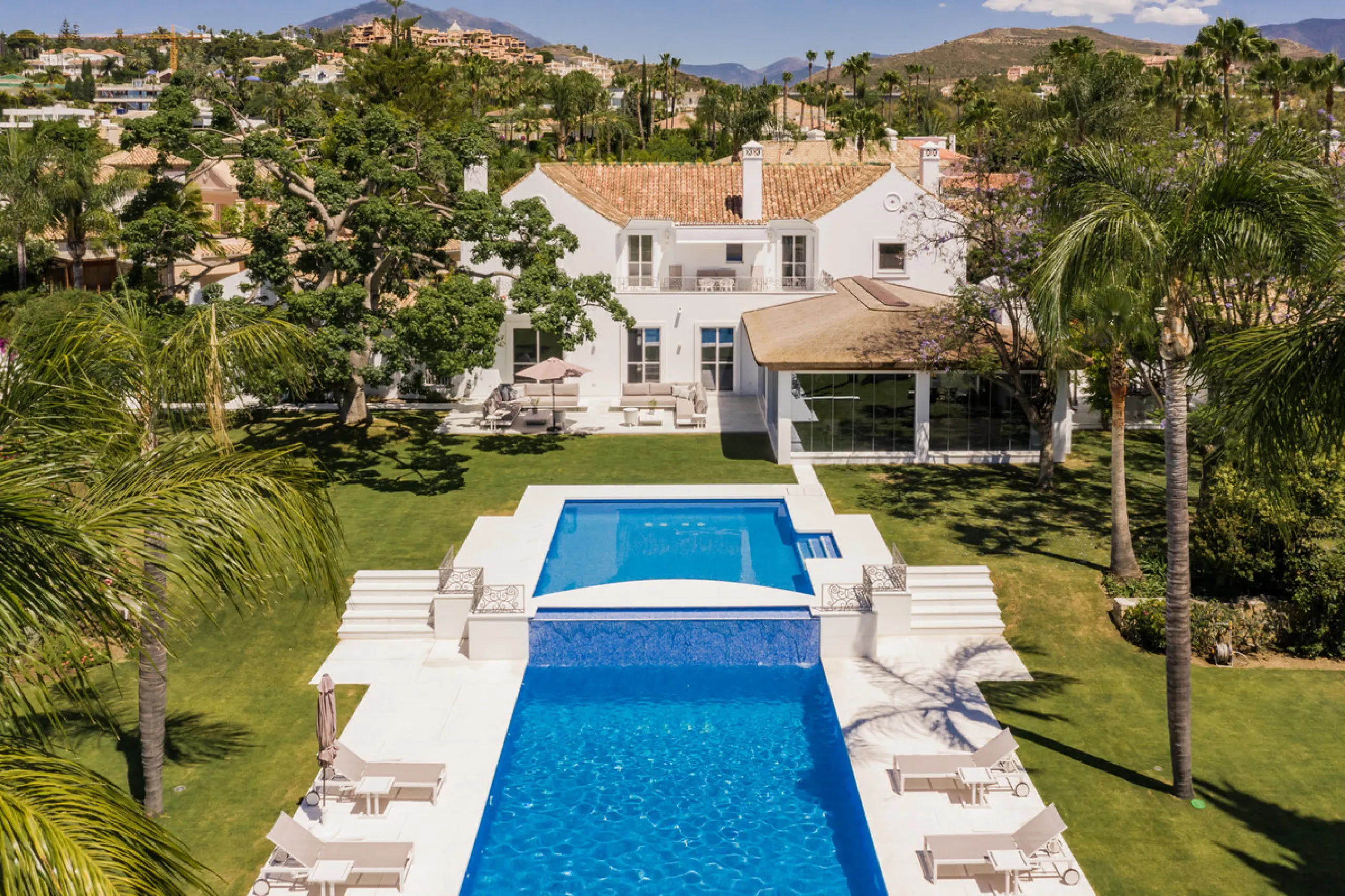 Villa Hermosa in La Cerquilla sits on a generous 2,671 m² plot and offers six spacious bedrooms, blending elegant interiors with inviting outdoor spaces. Across from the bedroom wing is a lush vertical wall garden, ensuring every room enjoys a refreshing 