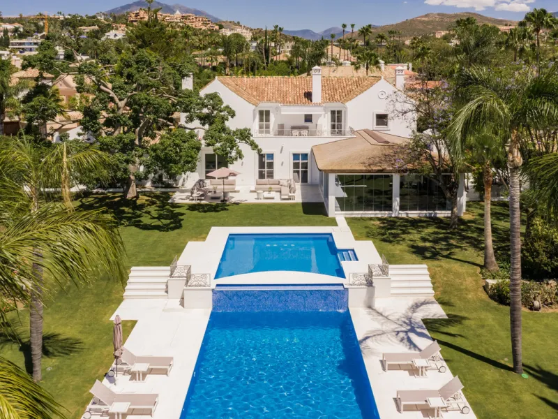 Villa Hermosa in La Cerquilla sits on a generous 2,671 m² plot and offers six spacious bedrooms, blending elegant interiors with inviting outdoor spaces. Across from the bedroom wing is a lush vertical wall garden, ensuring every room enjoys a refreshing 