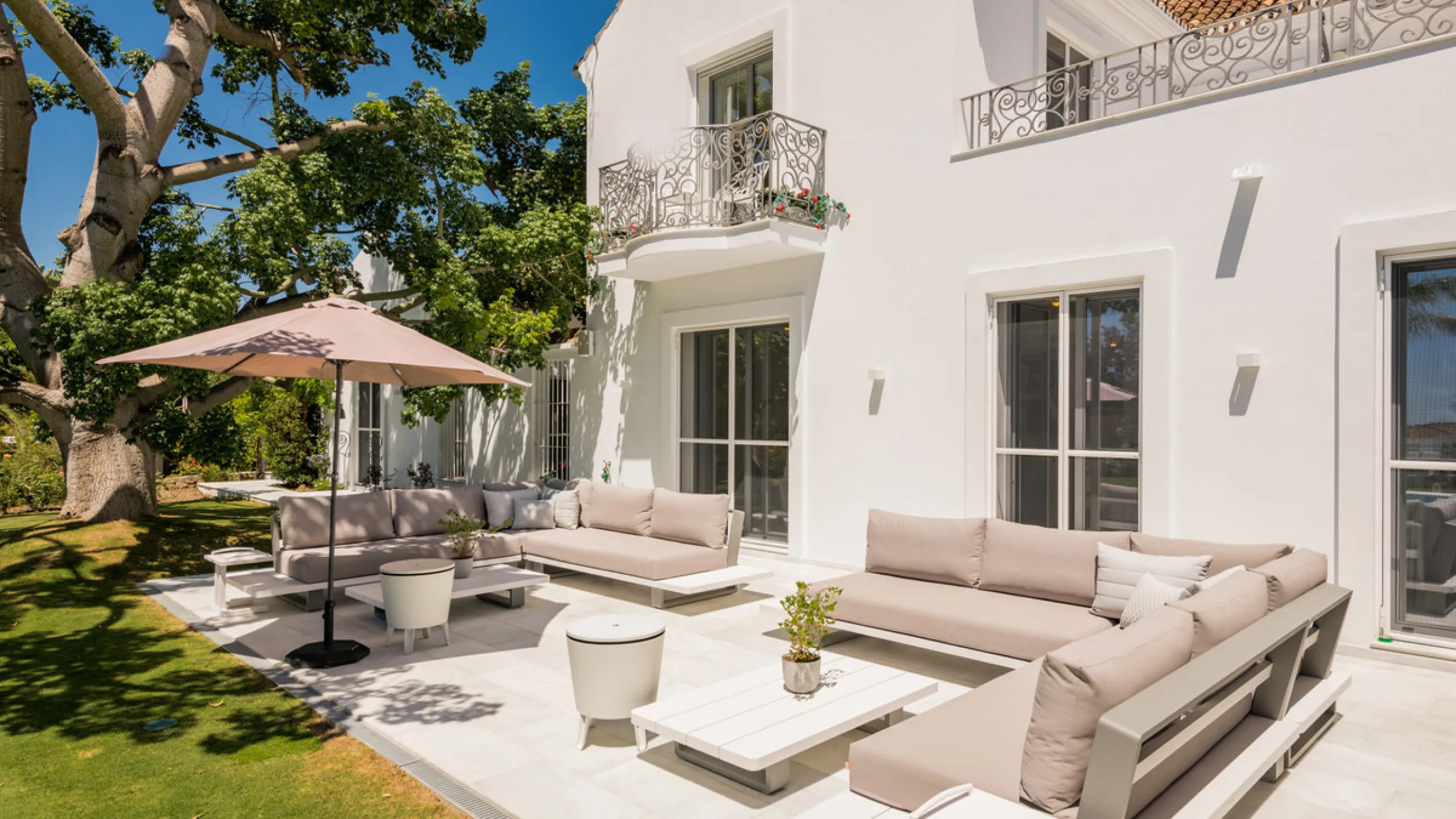 Villa Hermosa in La Cerquilla sits on a generous 2,671 m² plot and offers six spacious bedrooms, blending elegant interiors with inviting outdoor spaces. Across from the bedroom wing is a lush vertical wall garden, ensuring every room enjoys a refreshing 