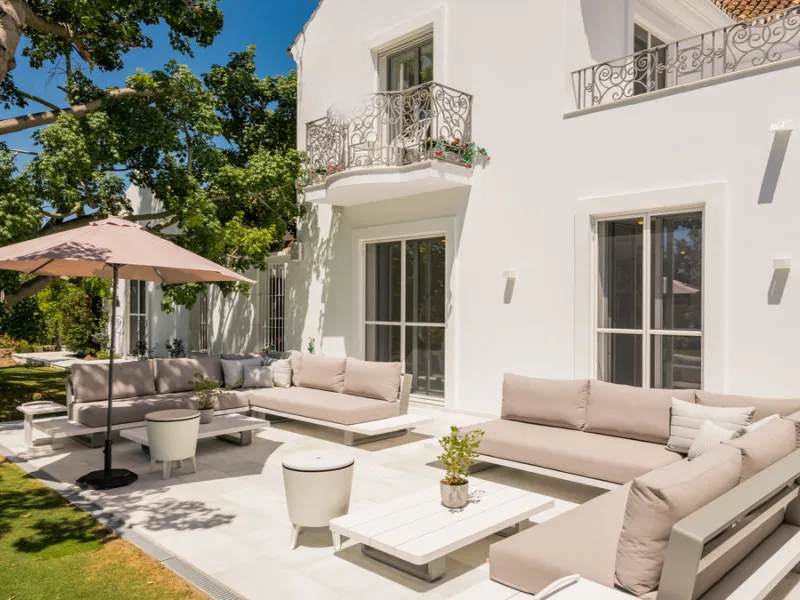 Villa Hermosa in La Cerquilla sits on a generous 2,671 m² plot and offers six spacious bedrooms, blending elegant interiors with inviting outdoor spaces. Across from the bedroom wing is a lush vertical wall garden, ensuring every room enjoys a refreshing 