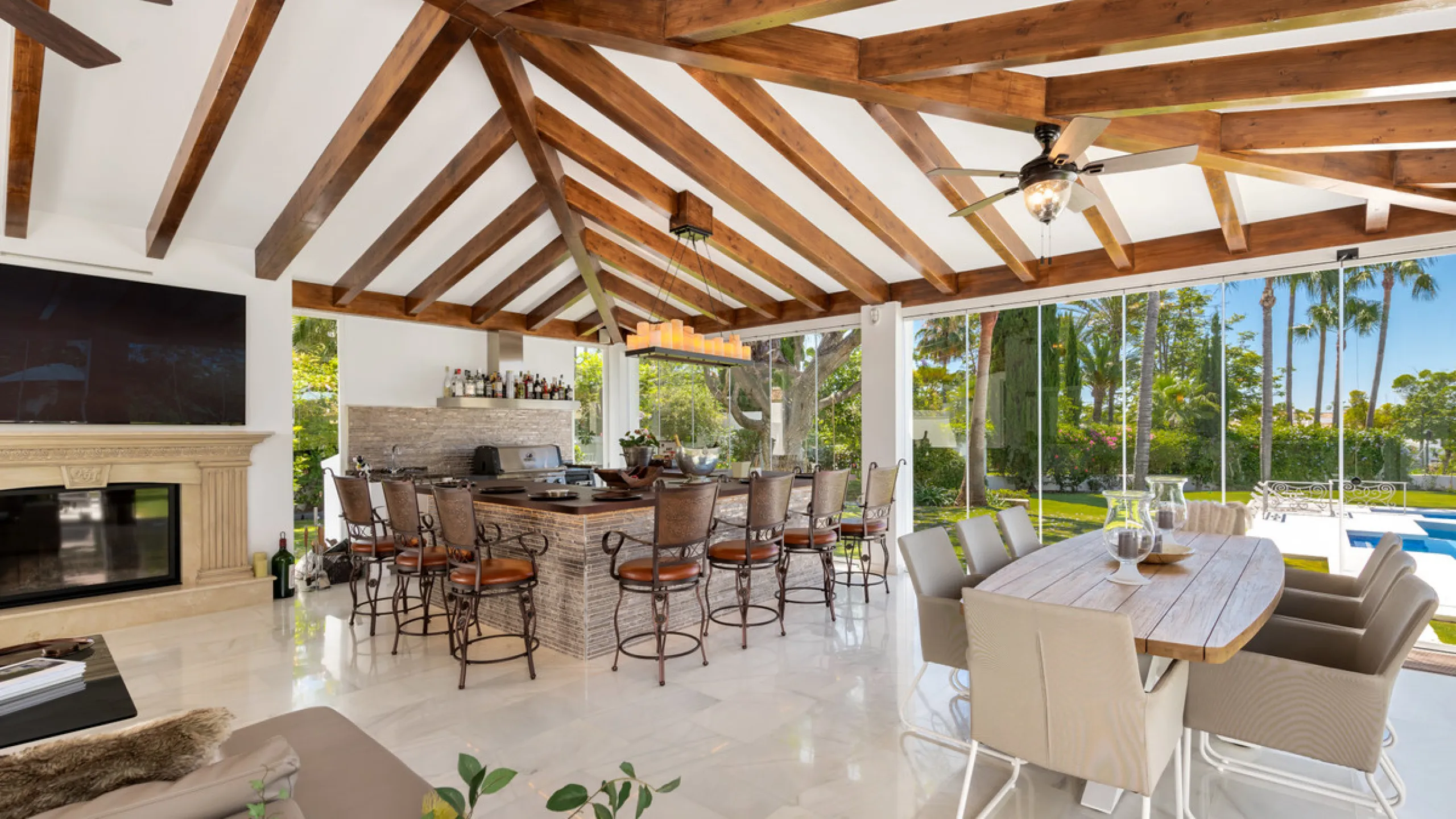 Villa Hermosa in La Cerquilla sits on a generous 2,671 m² plot and offers six spacious bedrooms, blending elegant interiors with inviting outdoor spaces. Across from the bedroom wing is a lush vertical wall garden, ensuring every room enjoys a refreshing 