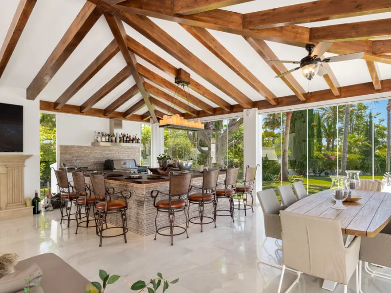 Villa Hermosa in La Cerquilla sits on a generous 2,671 m² plot and offers six spacious bedrooms, blending elegant interiors with inviting outdoor spaces. Across from the bedroom wing is a lush vertical wall garden, ensuring every room enjoys a refreshing 
