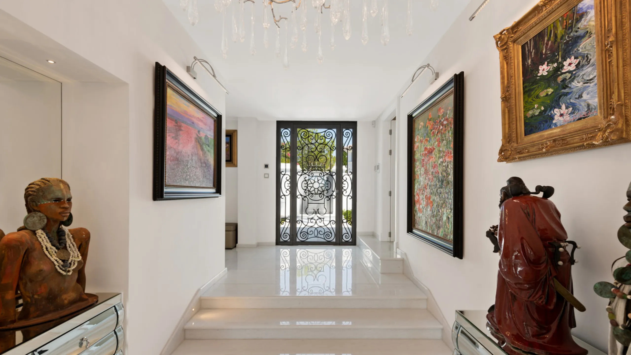 Villa Hermosa in La Cerquilla sits on a generous 2,671 m² plot and offers six spacious bedrooms, blending elegant interiors with inviting outdoor spaces. Across from the bedroom wing is a lush vertical wall garden, ensuring every room enjoys a refreshing 