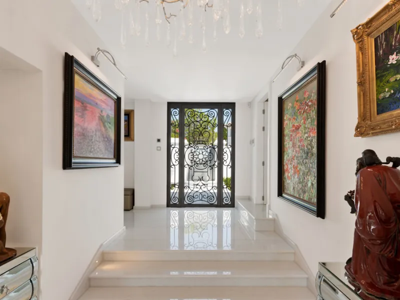 Villa Hermosa in La Cerquilla sits on a generous 2,671 m² plot and offers six spacious bedrooms, blending elegant interiors with inviting outdoor spaces. Across from the bedroom wing is a lush vertical wall garden, ensuring every room enjoys a refreshing 