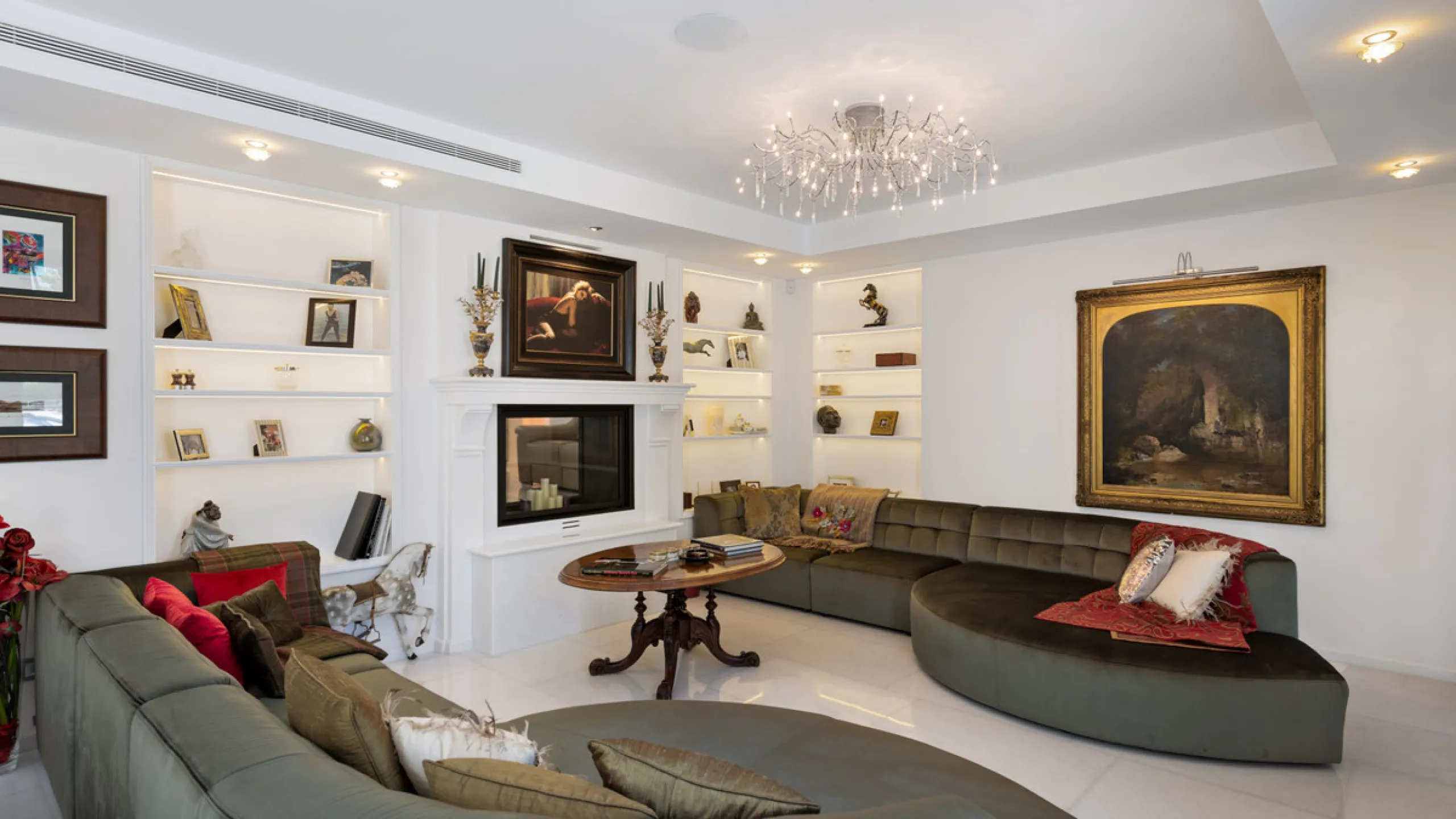 Villa Hermosa in La Cerquilla sits on a generous 2,671 m² plot and offers six spacious bedrooms, blending elegant interiors with inviting outdoor spaces. Across from the bedroom wing is a lush vertical wall garden, ensuring every room enjoys a refreshing 
