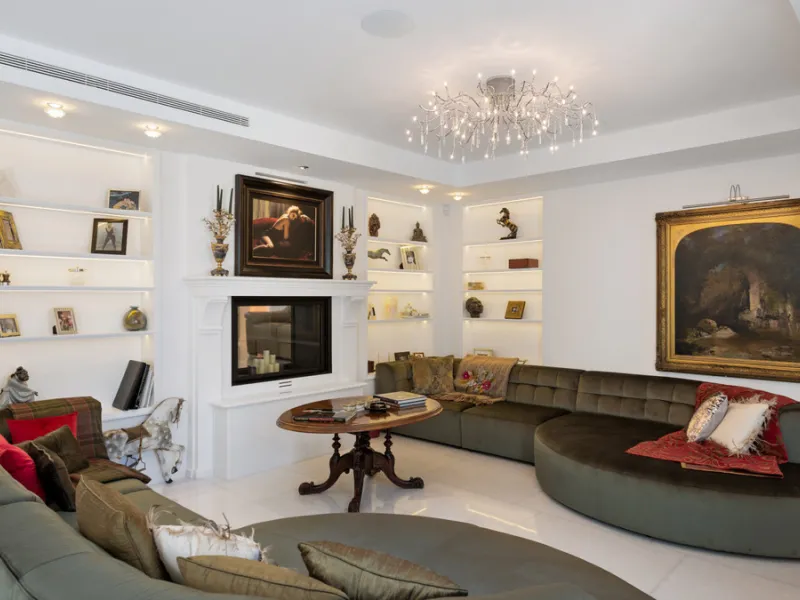 Villa Hermosa in La Cerquilla sits on a generous 2,671 m² plot and offers six spacious bedrooms, blending elegant interiors with inviting outdoor spaces. Across from the bedroom wing is a lush vertical wall garden, ensuring every room enjoys a refreshing 