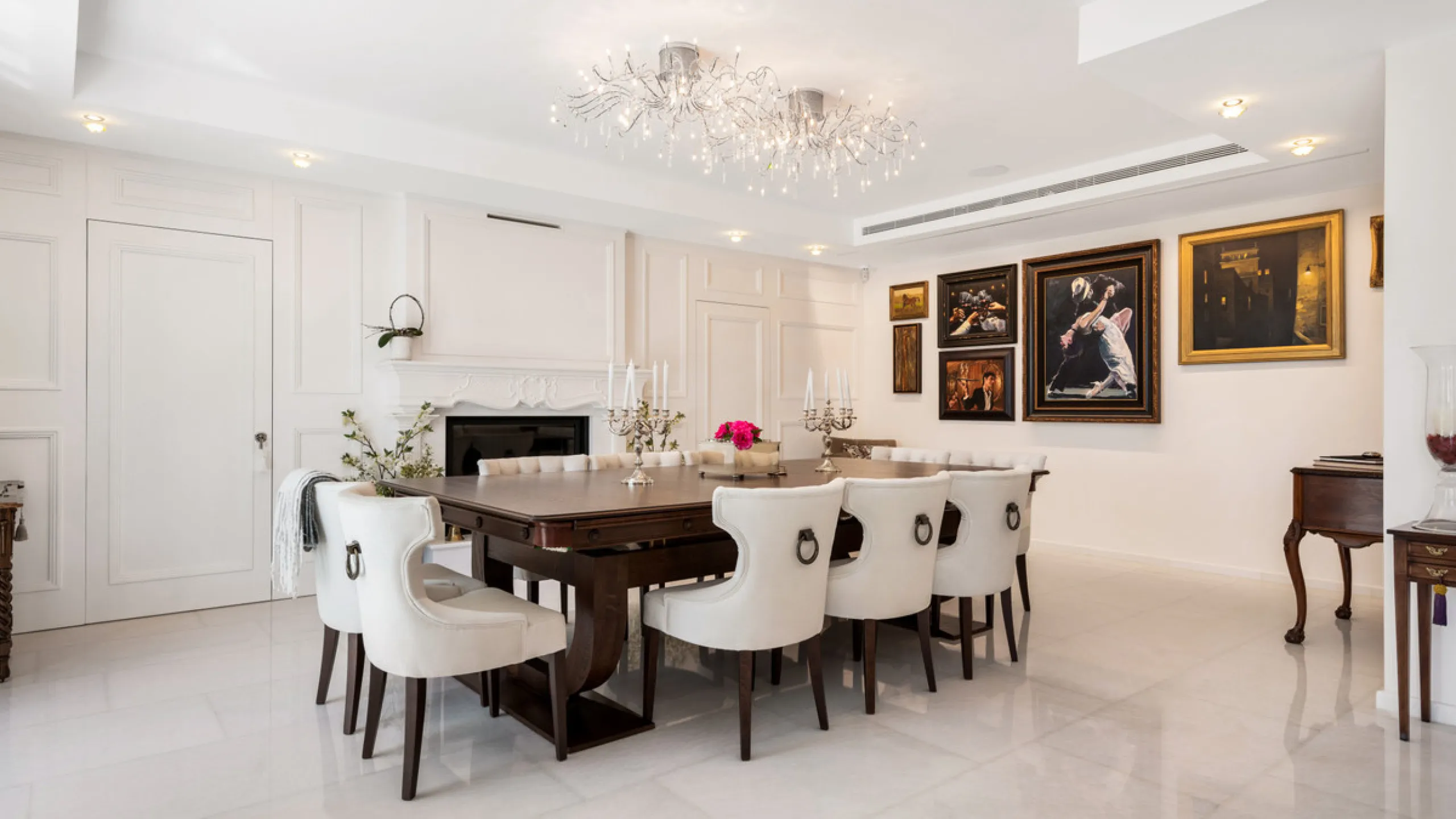 Villa Hermosa in La Cerquilla sits on a generous 2,671 m² plot and offers six spacious bedrooms, blending elegant interiors with inviting outdoor spaces. Across from the bedroom wing is a lush vertical wall garden, ensuring every room enjoys a refreshing 