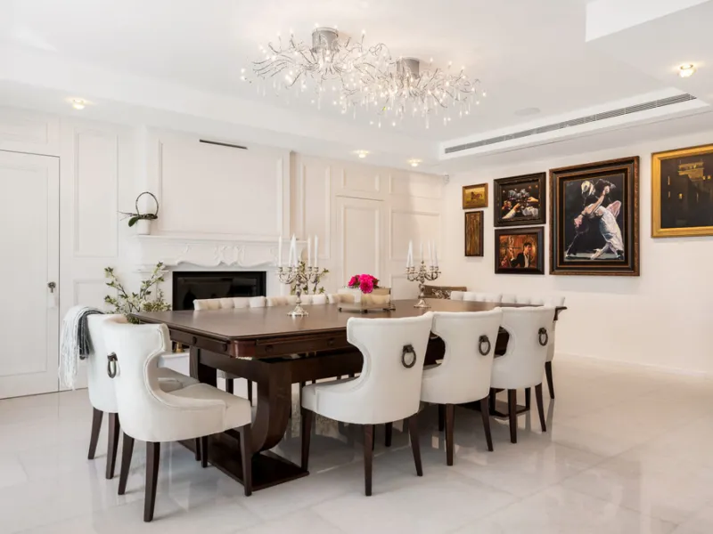 Villa Hermosa in La Cerquilla sits on a generous 2,671 m² plot and offers six spacious bedrooms, blending elegant interiors with inviting outdoor spaces. Across from the bedroom wing is a lush vertical wall garden, ensuring every room enjoys a refreshing 