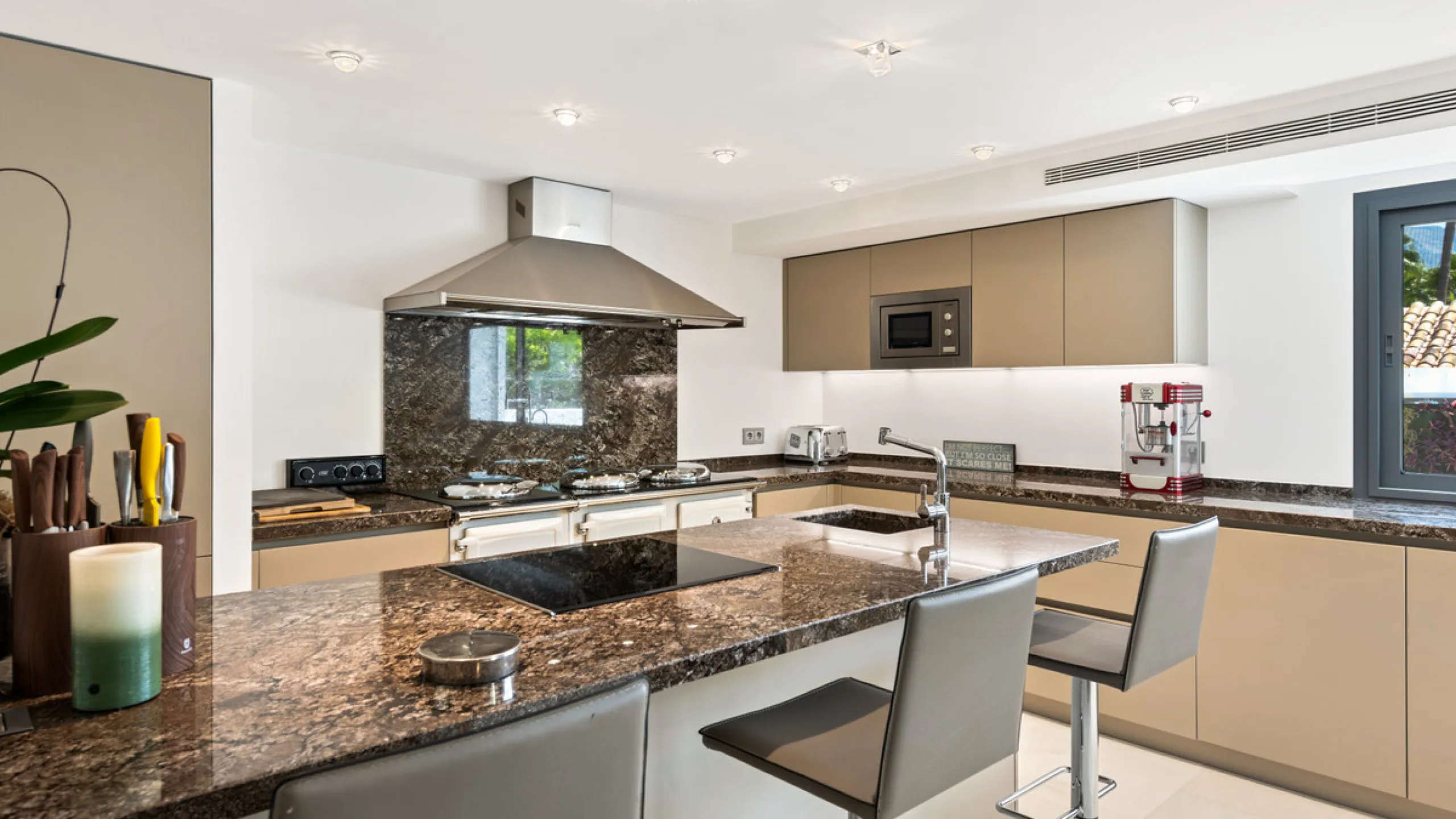 Villa Hermosa in La Cerquilla sits on a generous 2,671 m² plot and offers six spacious bedrooms, blending elegant interiors with inviting outdoor spaces. Across from the bedroom wing is a lush vertical wall garden, ensuring every room enjoys a refreshing 
