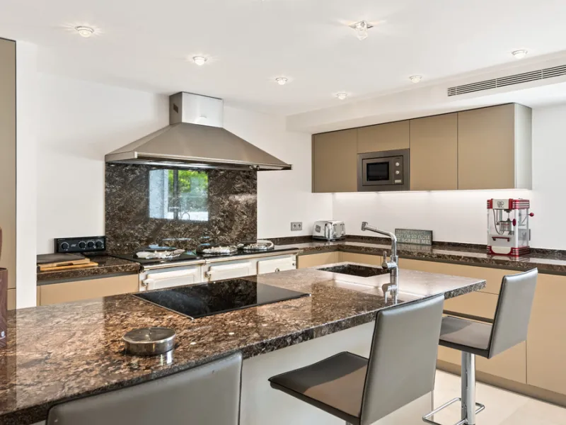 Villa Hermosa in La Cerquilla sits on a generous 2,671 m² plot and offers six spacious bedrooms, blending elegant interiors with inviting outdoor spaces. Across from the bedroom wing is a lush vertical wall garden, ensuring every room enjoys a refreshing 
