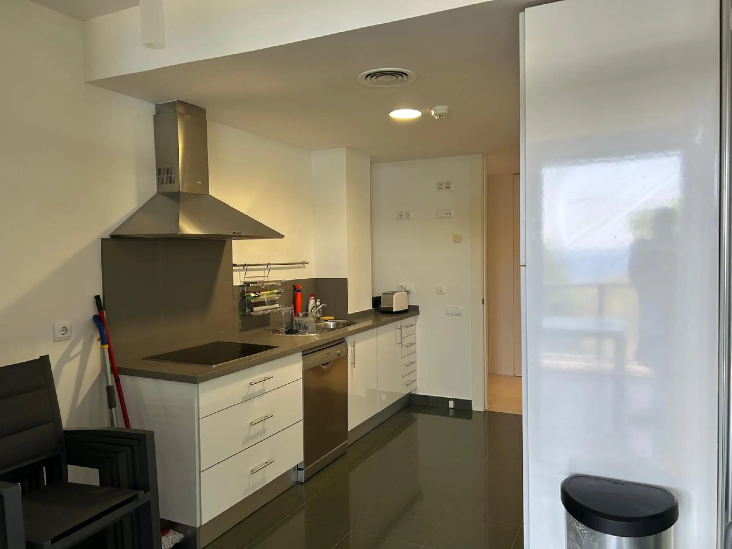 Discover this exclusive 3-bedroom, 3-bathroom apartment (one ensuite) with two parking spaces and a storage room included in the price. Enjoy breathtaking panoramic sea views that will captivate you at first sight. Designed for those seeking comfort and e