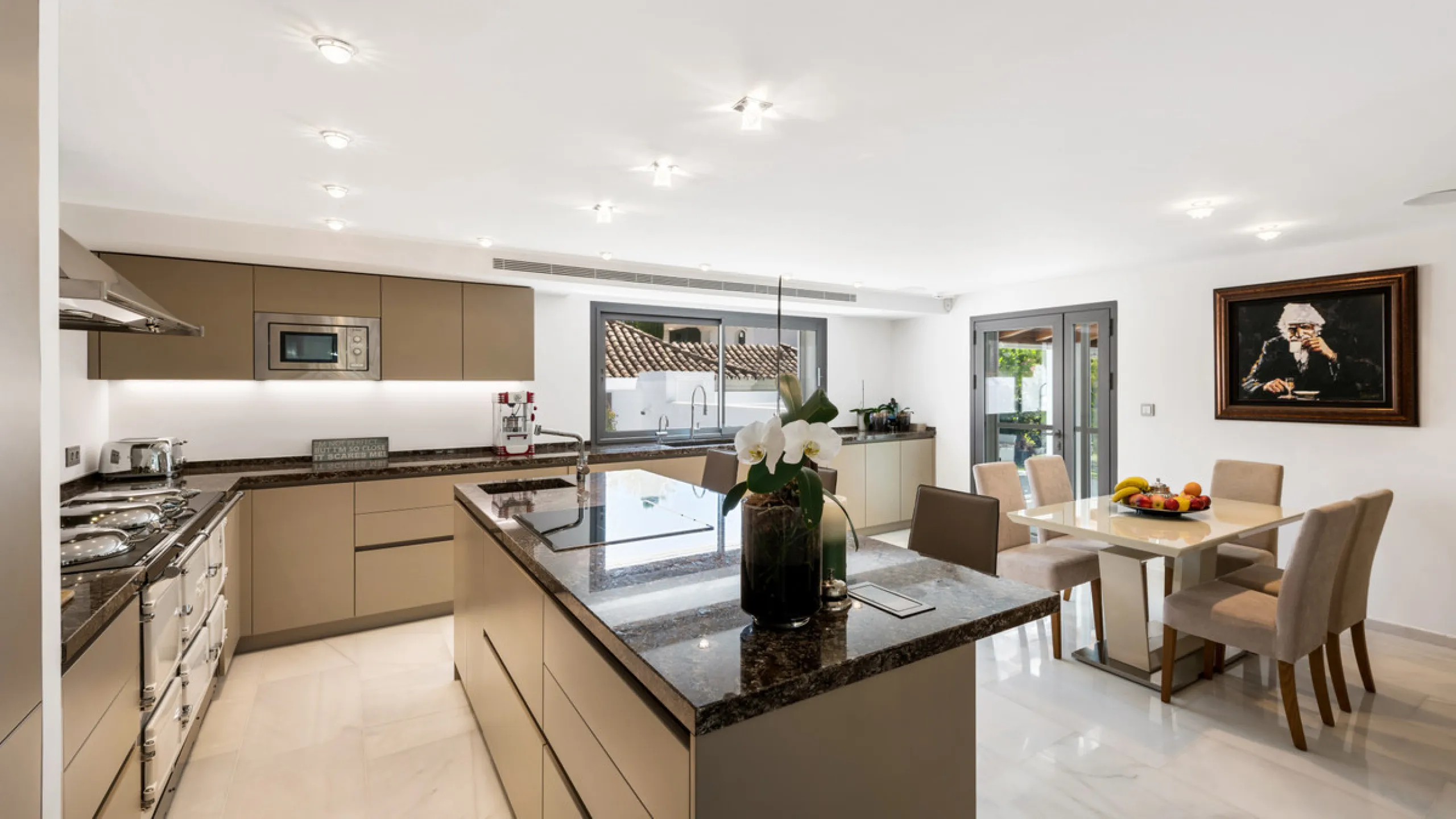 Villa Hermosa in La Cerquilla sits on a generous 2,671 m² plot and offers six spacious bedrooms, blending elegant interiors with inviting outdoor spaces. Across from the bedroom wing is a lush vertical wall garden, ensuring every room enjoys a refreshing 