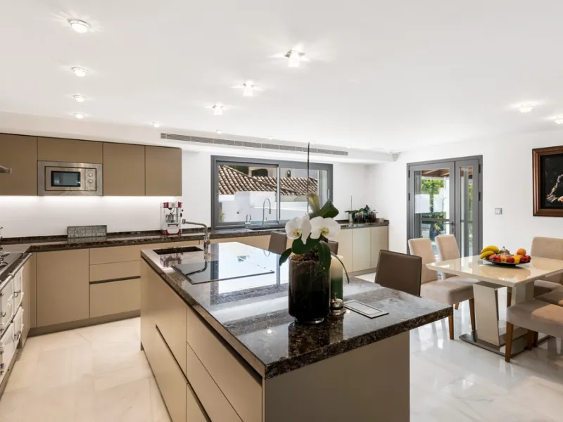 Villa Hermosa in La Cerquilla sits on a generous 2,671 m² plot and offers six spacious bedrooms, blending elegant interiors with inviting outdoor spaces. Across from the bedroom wing is a lush vertical wall garden, ensuring every room enjoys a refreshing 