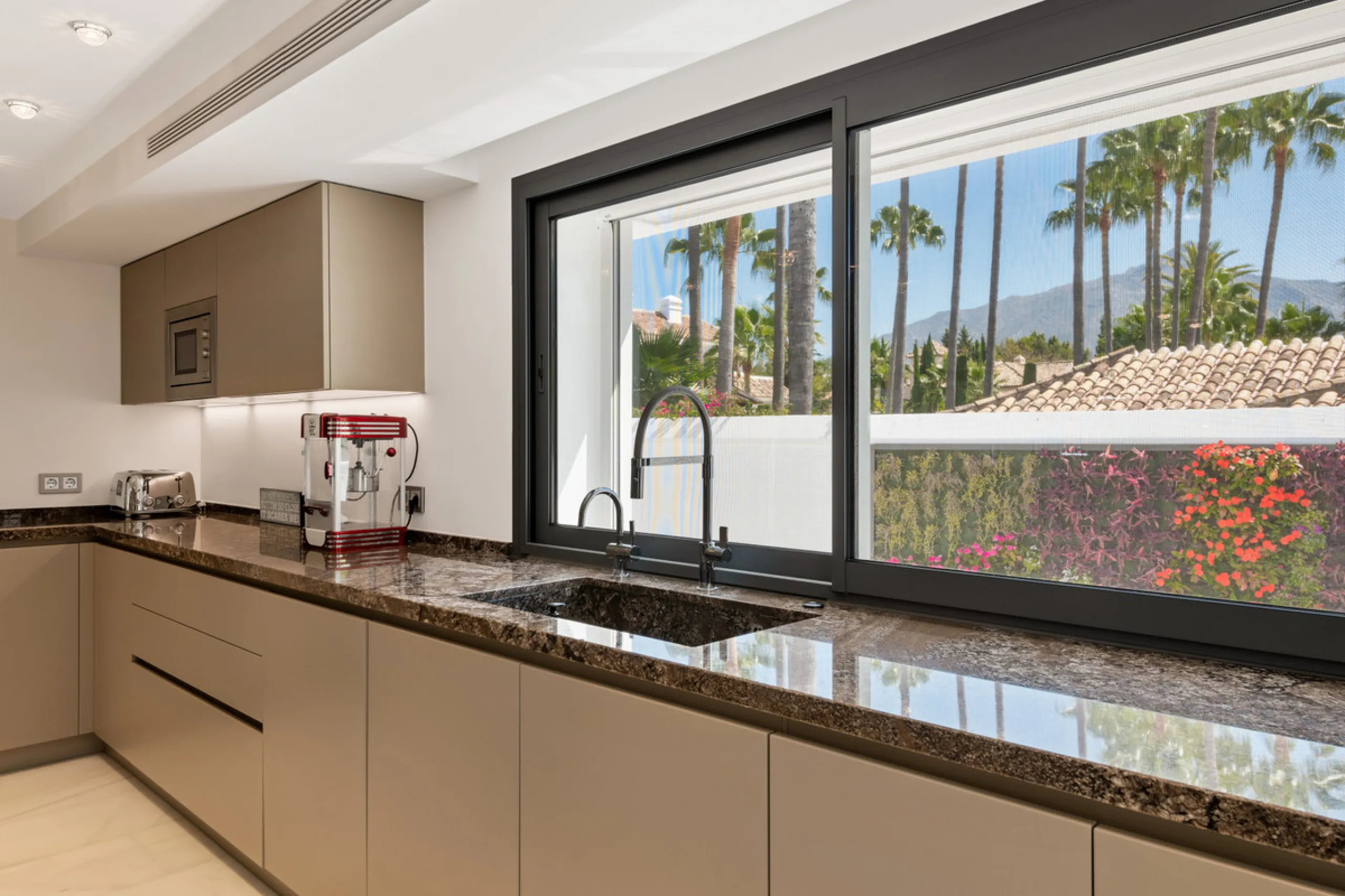 Villa Hermosa in La Cerquilla sits on a generous 2,671 m² plot and offers six spacious bedrooms, blending elegant interiors with inviting outdoor spaces. Across from the bedroom wing is a lush vertical wall garden, ensuring every room enjoys a refreshing 