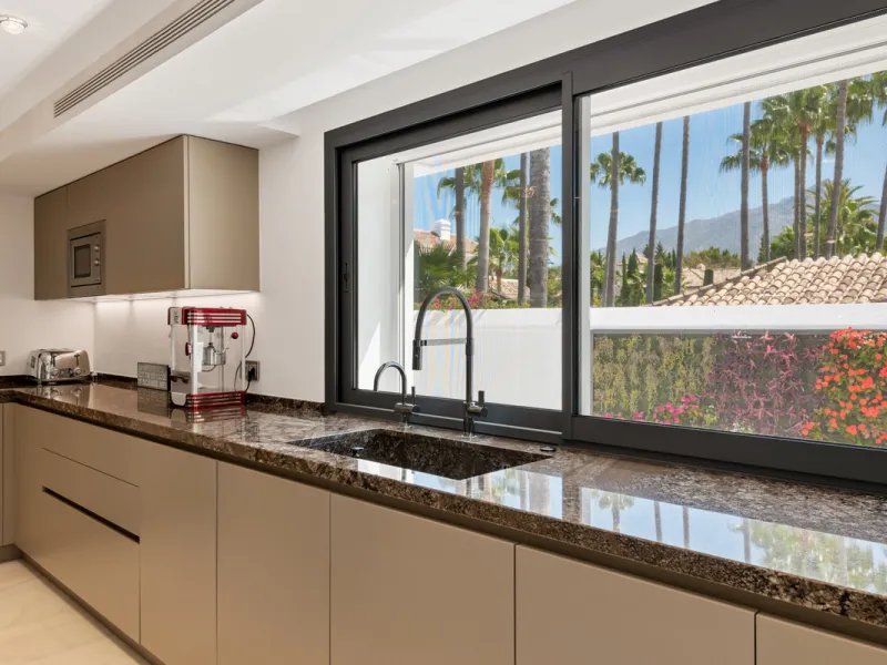 Villa Hermosa in La Cerquilla sits on a generous 2,671 m² plot and offers six spacious bedrooms, blending elegant interiors with inviting outdoor spaces. Across from the bedroom wing is a lush vertical wall garden, ensuring every room enjoys a refreshing 
