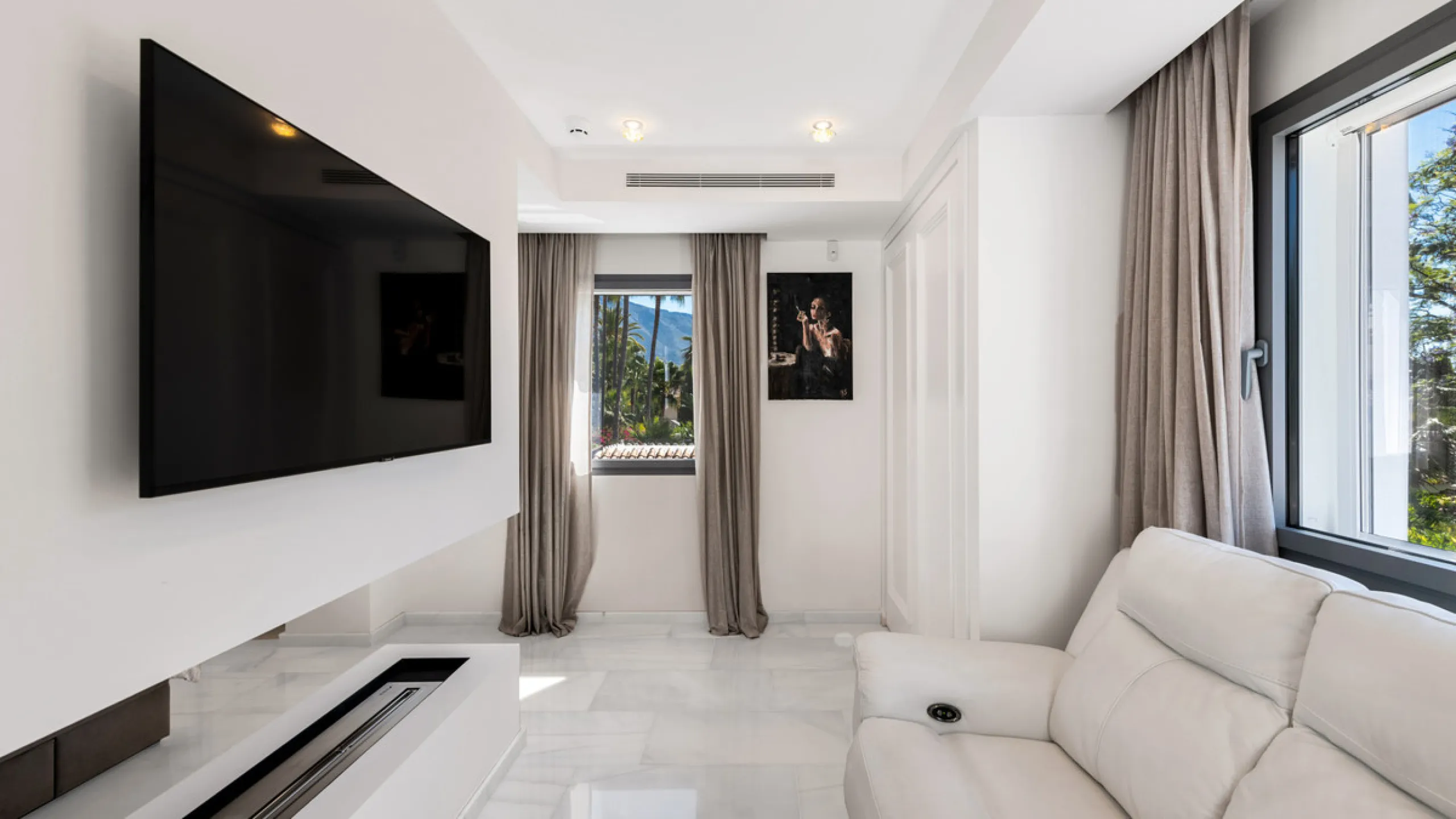 Villa Hermosa in La Cerquilla sits on a generous 2,671 m² plot and offers six spacious bedrooms, blending elegant interiors with inviting outdoor spaces. Across from the bedroom wing is a lush vertical wall garden, ensuring every room enjoys a refreshing 