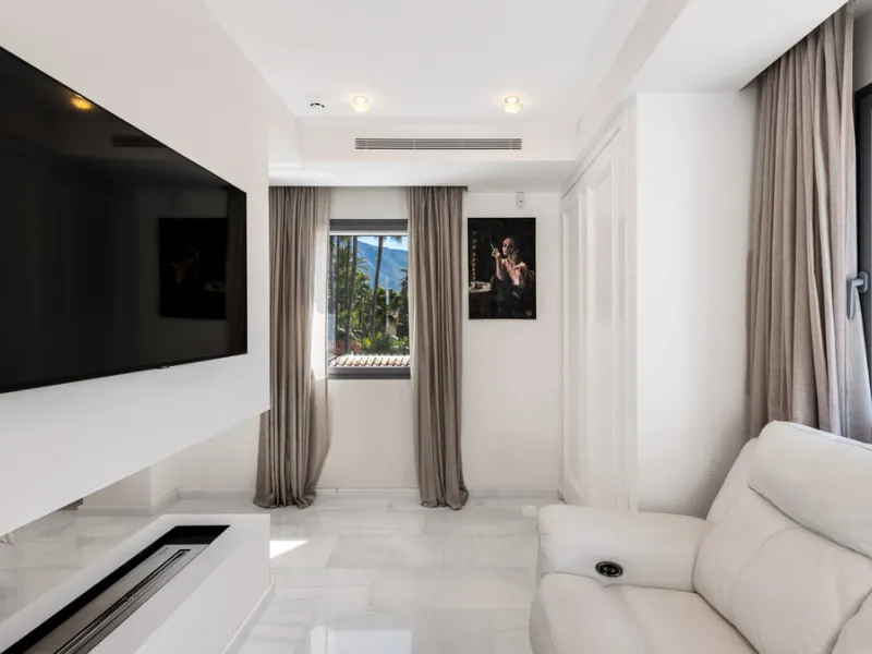 Villa Hermosa in La Cerquilla sits on a generous 2,671 m² plot and offers six spacious bedrooms, blending elegant interiors with inviting outdoor spaces. Across from the bedroom wing is a lush vertical wall garden, ensuring every room enjoys a refreshing 