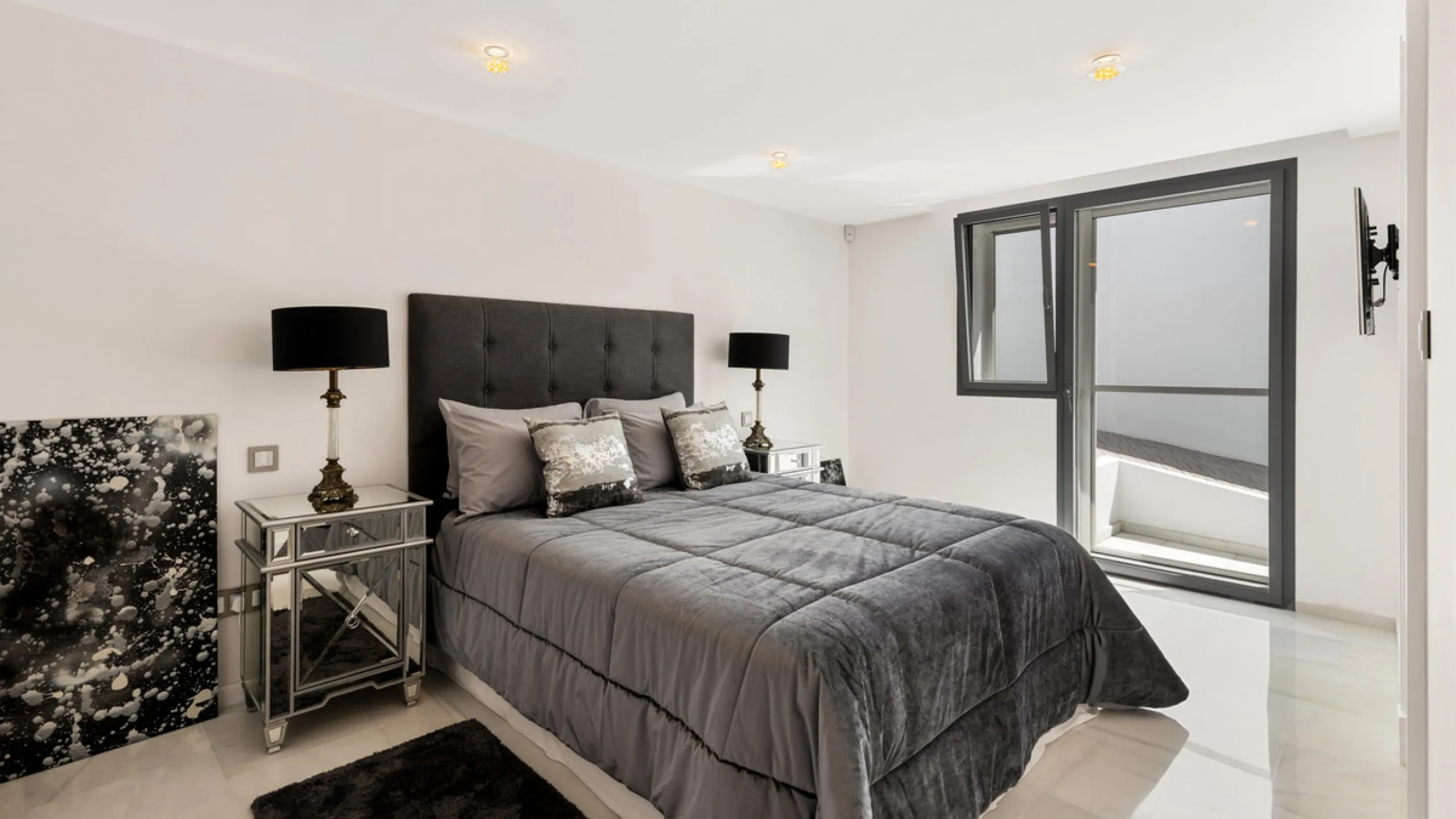 Villa Hermosa in La Cerquilla sits on a generous 2,671 m² plot and offers six spacious bedrooms, blending elegant interiors with inviting outdoor spaces. Across from the bedroom wing is a lush vertical wall garden, ensuring every room enjoys a refreshing 
