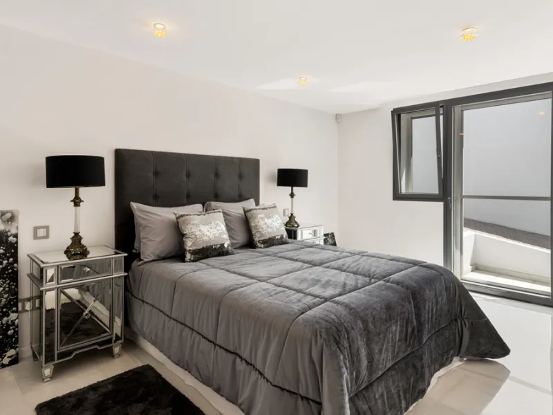 Villa Hermosa in La Cerquilla sits on a generous 2,671 m² plot and offers six spacious bedrooms, blending elegant interiors with inviting outdoor spaces. Across from the bedroom wing is a lush vertical wall garden, ensuring every room enjoys a refreshing 