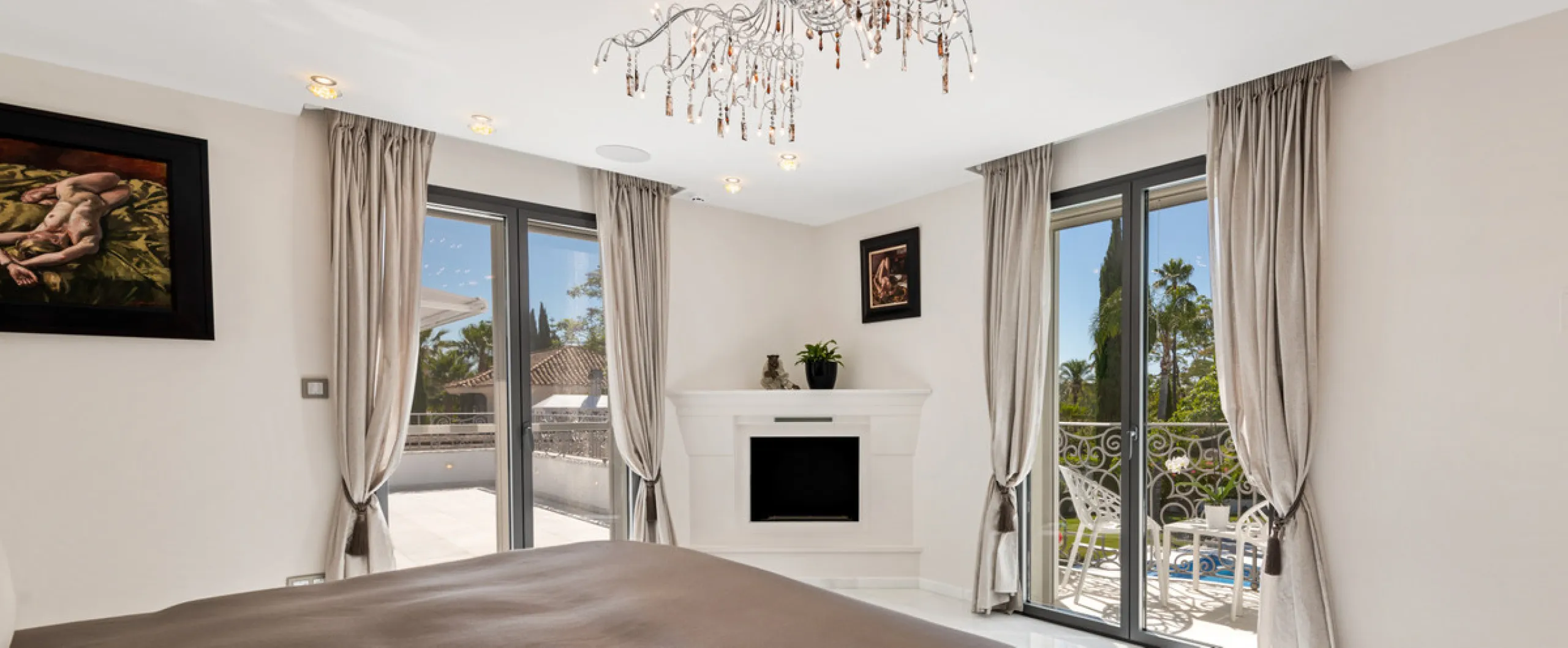 Villa Hermosa in La Cerquilla sits on a generous 2,671 m² plot and offers six spacious bedrooms, blending elegant interiors with inviting outdoor spaces. Across from the bedroom wing is a lush vertical wall garden, ensuring every room enjoys a refreshing 