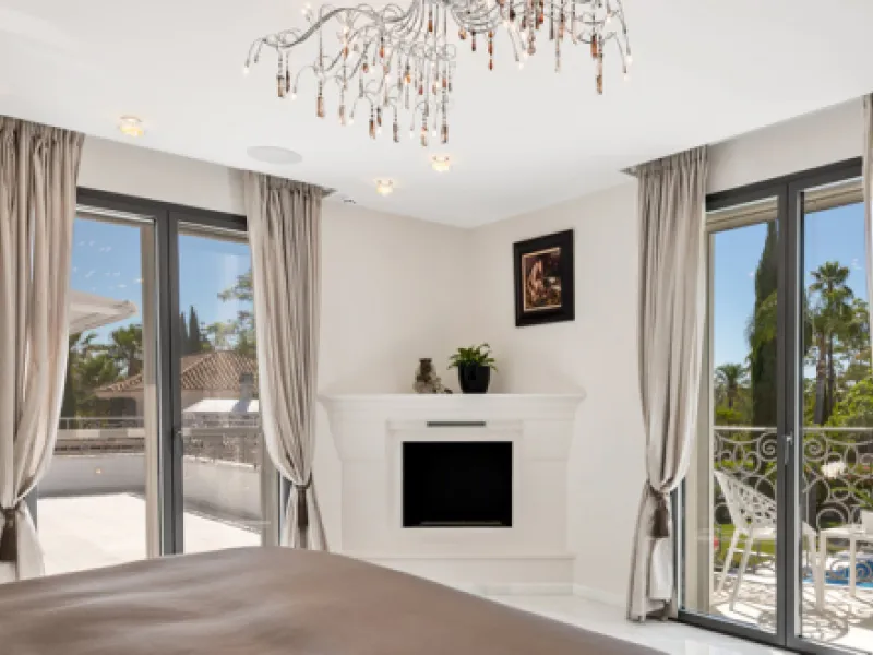 Villa Hermosa in La Cerquilla sits on a generous 2,671 m² plot and offers six spacious bedrooms, blending elegant interiors with inviting outdoor spaces. Across from the bedroom wing is a lush vertical wall garden, ensuring every room enjoys a refreshing 