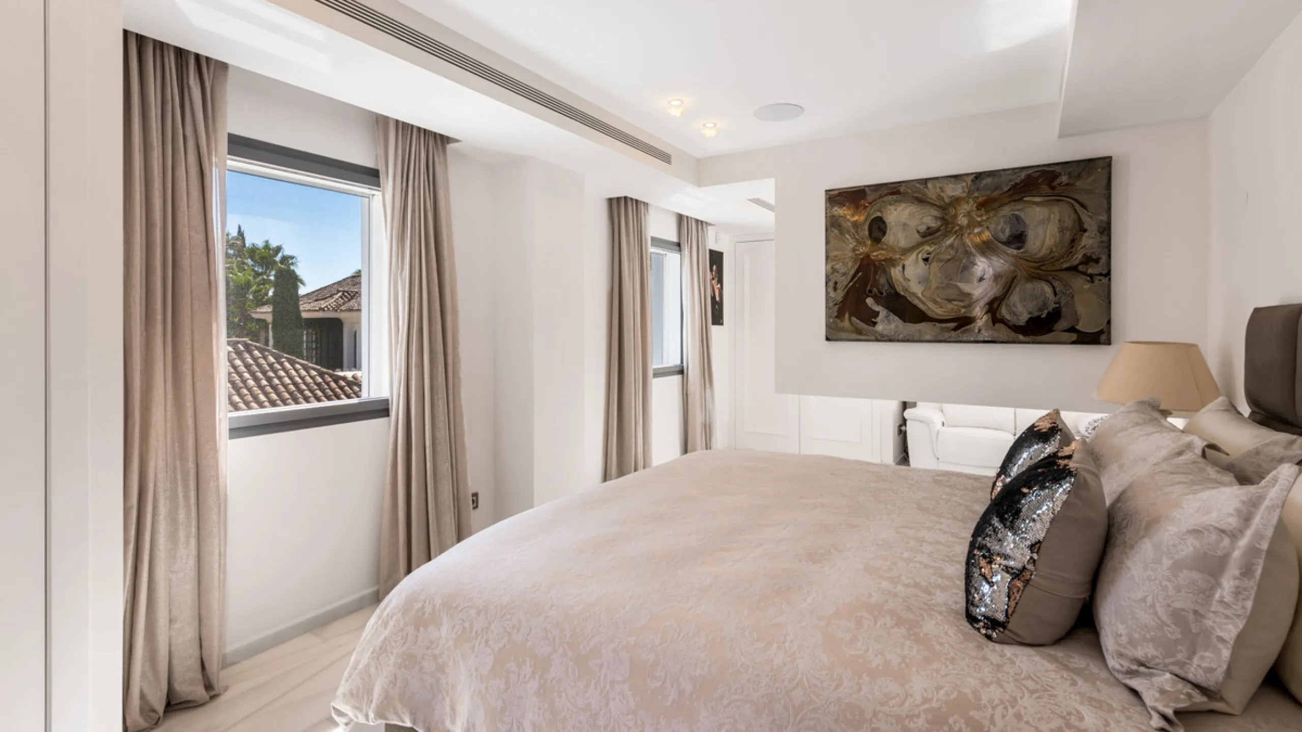 Villa Hermosa in La Cerquilla sits on a generous 2,671 m² plot and offers six spacious bedrooms, blending elegant interiors with inviting outdoor spaces. Across from the bedroom wing is a lush vertical wall garden, ensuring every room enjoys a refreshing 