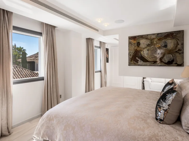 Villa Hermosa in La Cerquilla sits on a generous 2,671 m² plot and offers six spacious bedrooms, blending elegant interiors with inviting outdoor spaces. Across from the bedroom wing is a lush vertical wall garden, ensuring every room enjoys a refreshing 