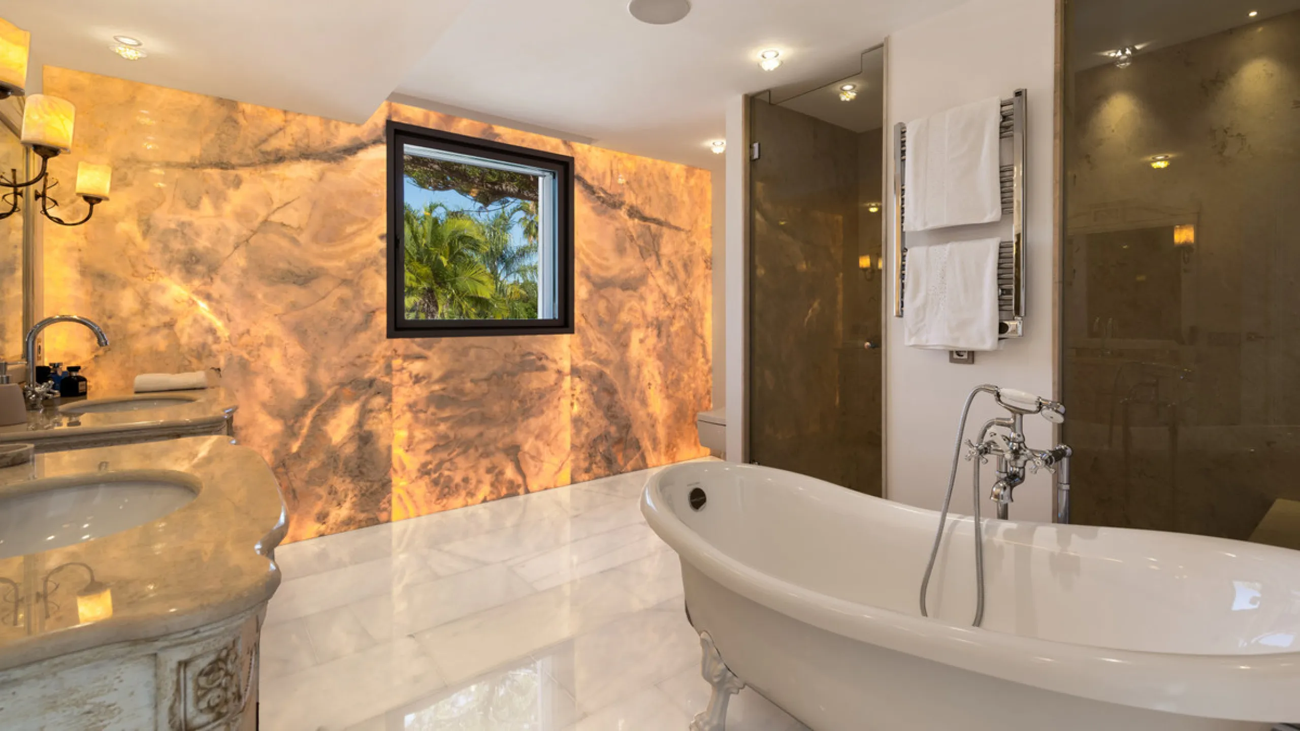 Villa Hermosa in La Cerquilla sits on a generous 2,671 m² plot and offers six spacious bedrooms, blending elegant interiors with inviting outdoor spaces. Across from the bedroom wing is a lush vertical wall garden, ensuring every room enjoys a refreshing 