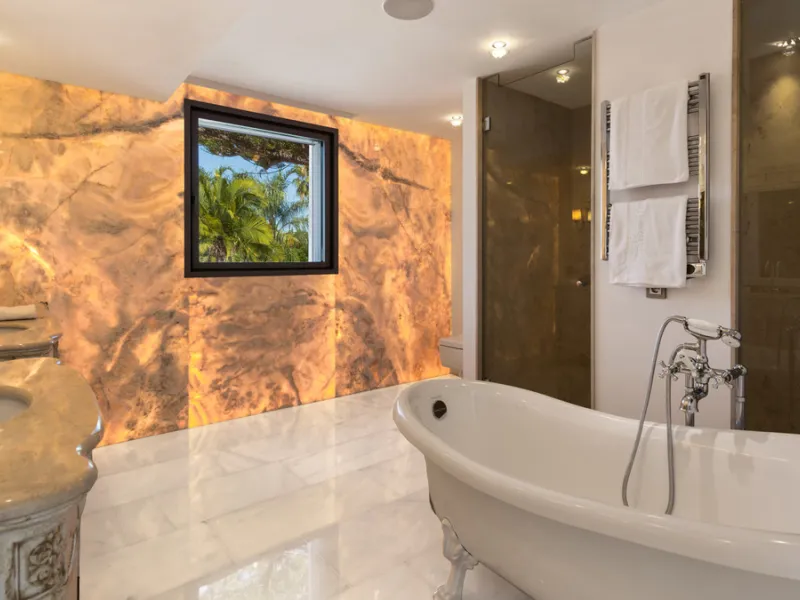 Villa Hermosa in La Cerquilla sits on a generous 2,671 m² plot and offers six spacious bedrooms, blending elegant interiors with inviting outdoor spaces. Across from the bedroom wing is a lush vertical wall garden, ensuring every room enjoys a refreshing 