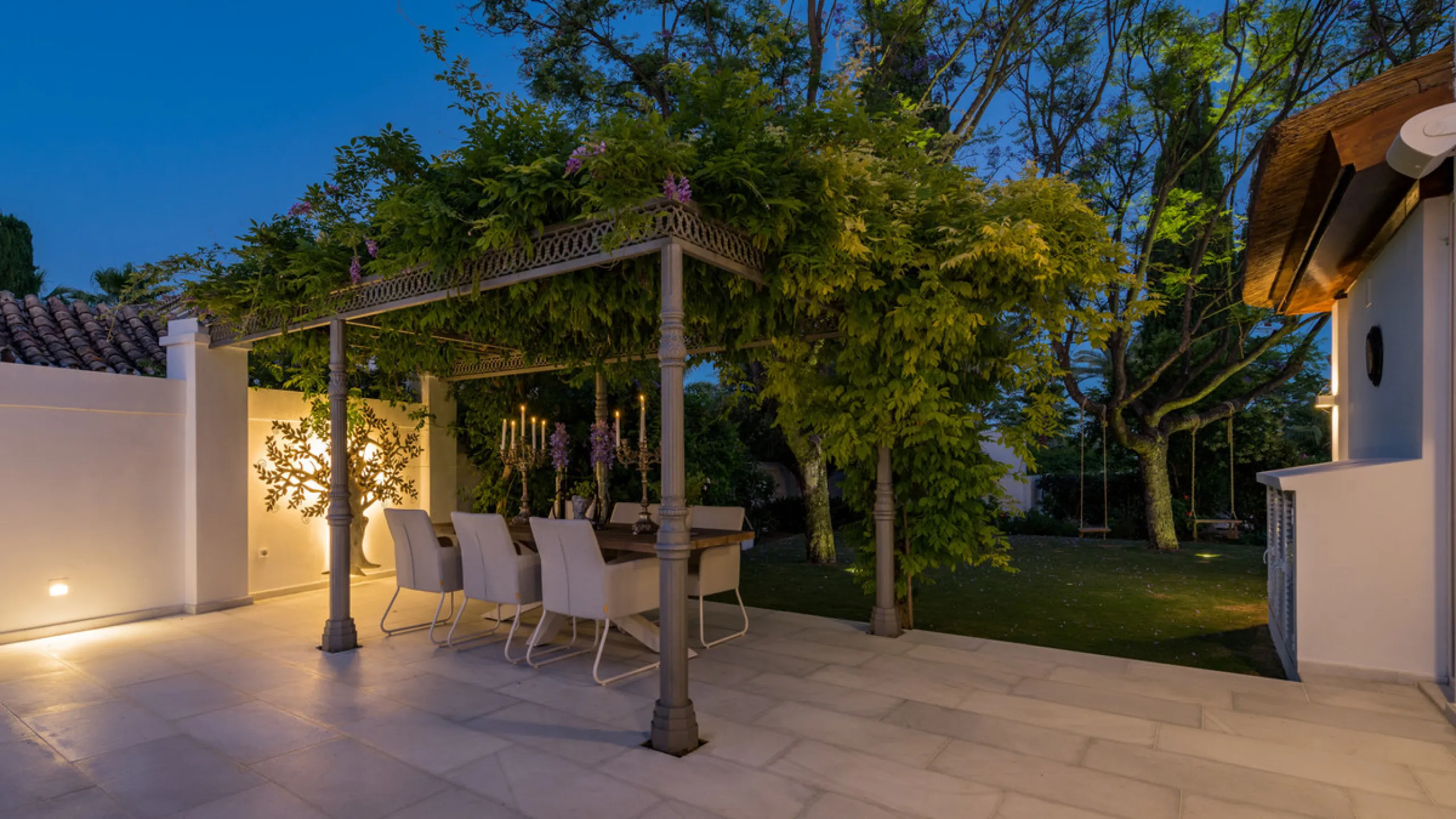 Villa Hermosa in La Cerquilla sits on a generous 2,671 m² plot and offers six spacious bedrooms, blending elegant interiors with inviting outdoor spaces. Across from the bedroom wing is a lush vertical wall garden, ensuring every room enjoys a refreshing 