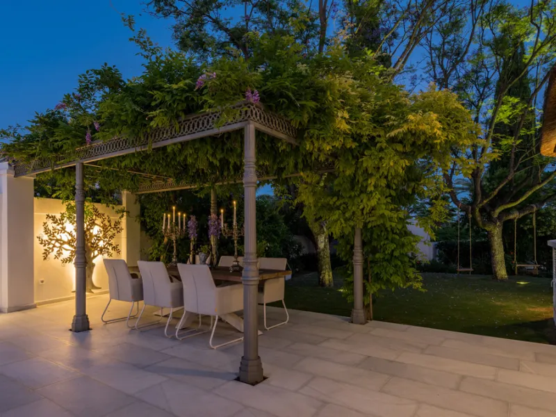 Villa Hermosa in La Cerquilla sits on a generous 2,671 m² plot and offers six spacious bedrooms, blending elegant interiors with inviting outdoor spaces. Across from the bedroom wing is a lush vertical wall garden, ensuring every room enjoys a refreshing 